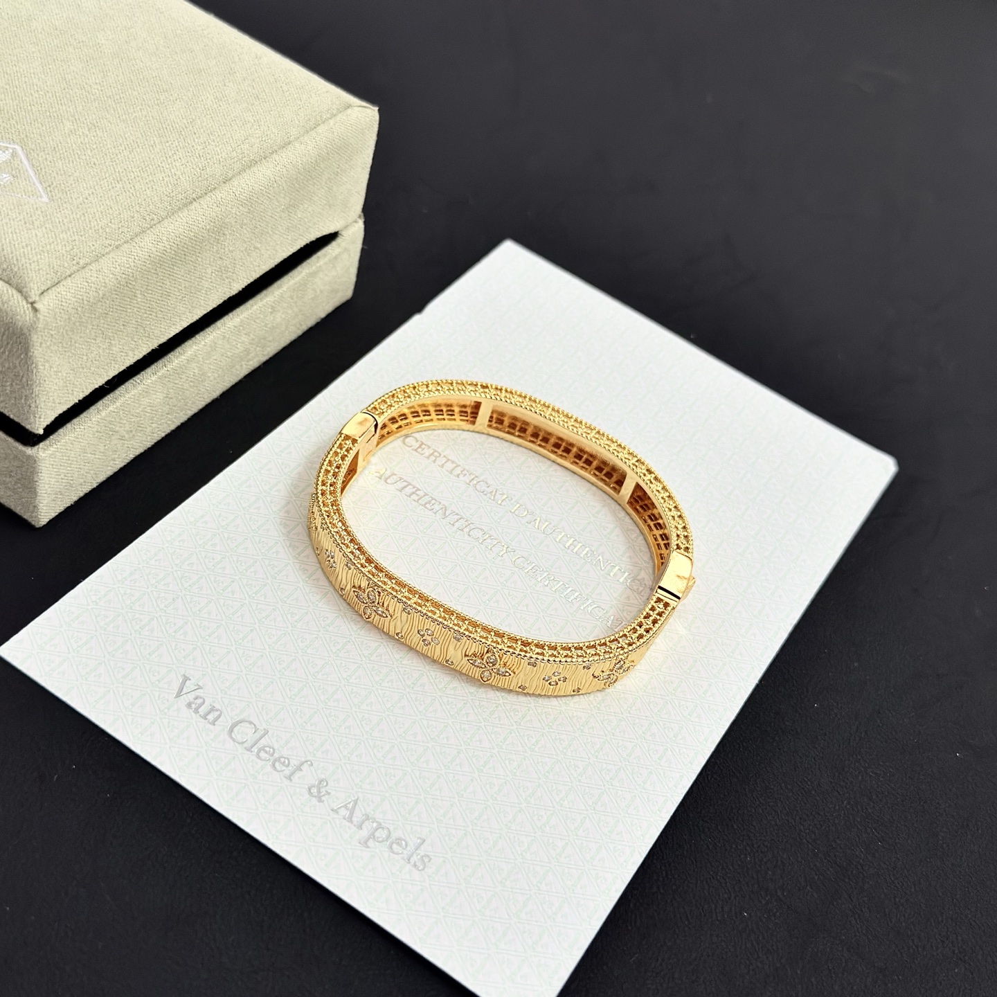 Bracciale Van Cleef Arpels Quadrifoglio in oro giallo con intarsio di diamanti 17 cm