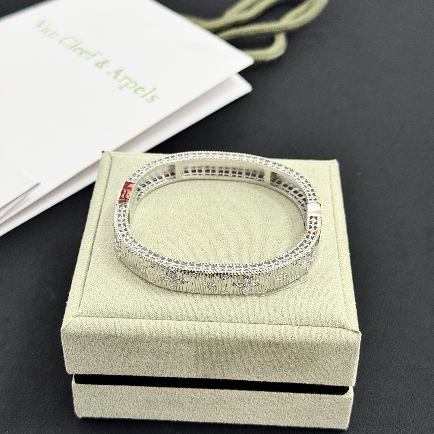 Pulseira Van Cleef Arpels Four-Leaf Clover em metal prateado com incrustações de diamante transparente de 17 cm