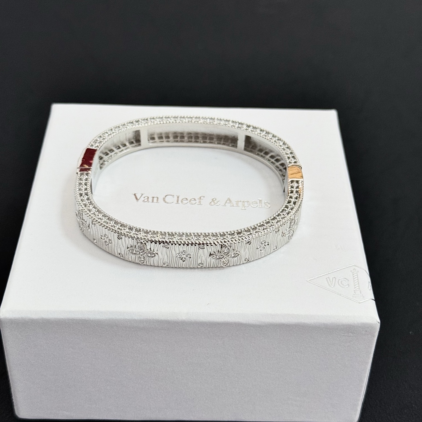 Pulseira Van Cleef Arpels Four-Leaf Clover em metal prateado com incrustações de diamante transparente de 17 cm