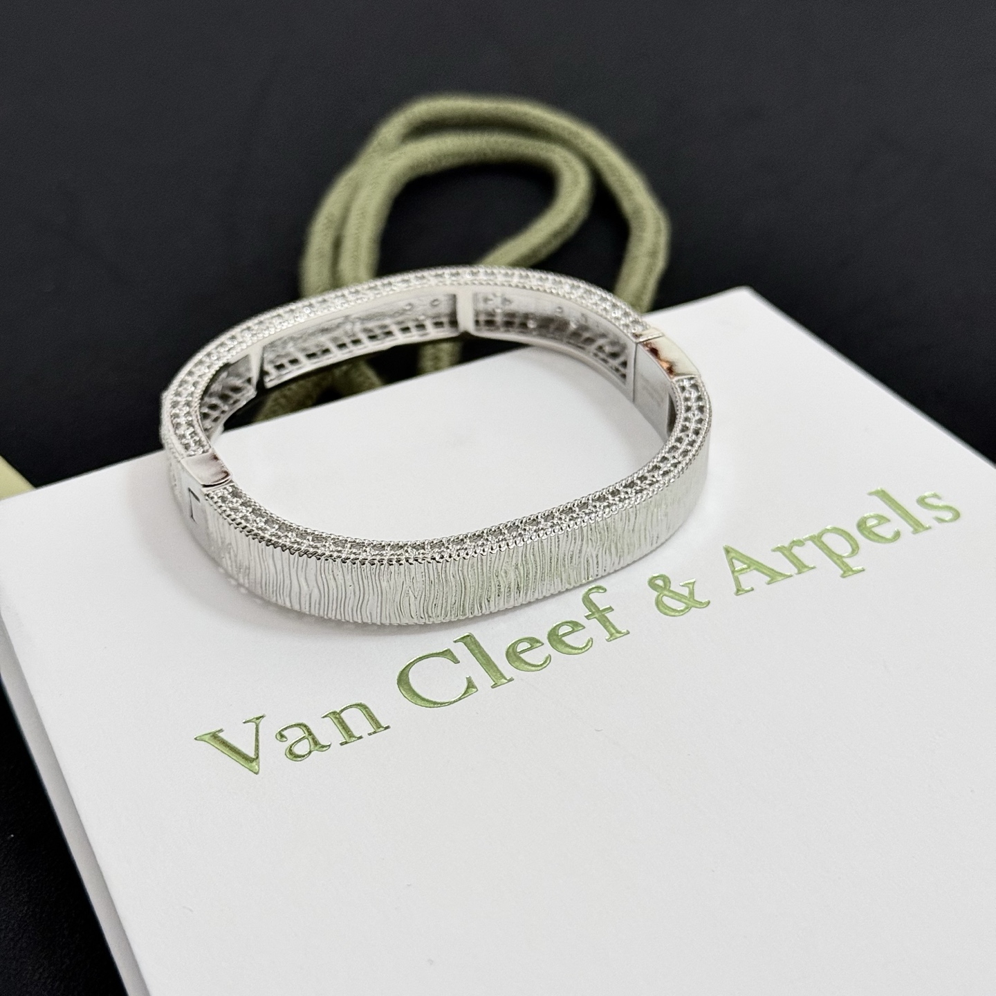 Pulseira Van Cleef Arpels Four-Leaf Clover em metal prateado com incrustações de diamante transparente de 17 cm