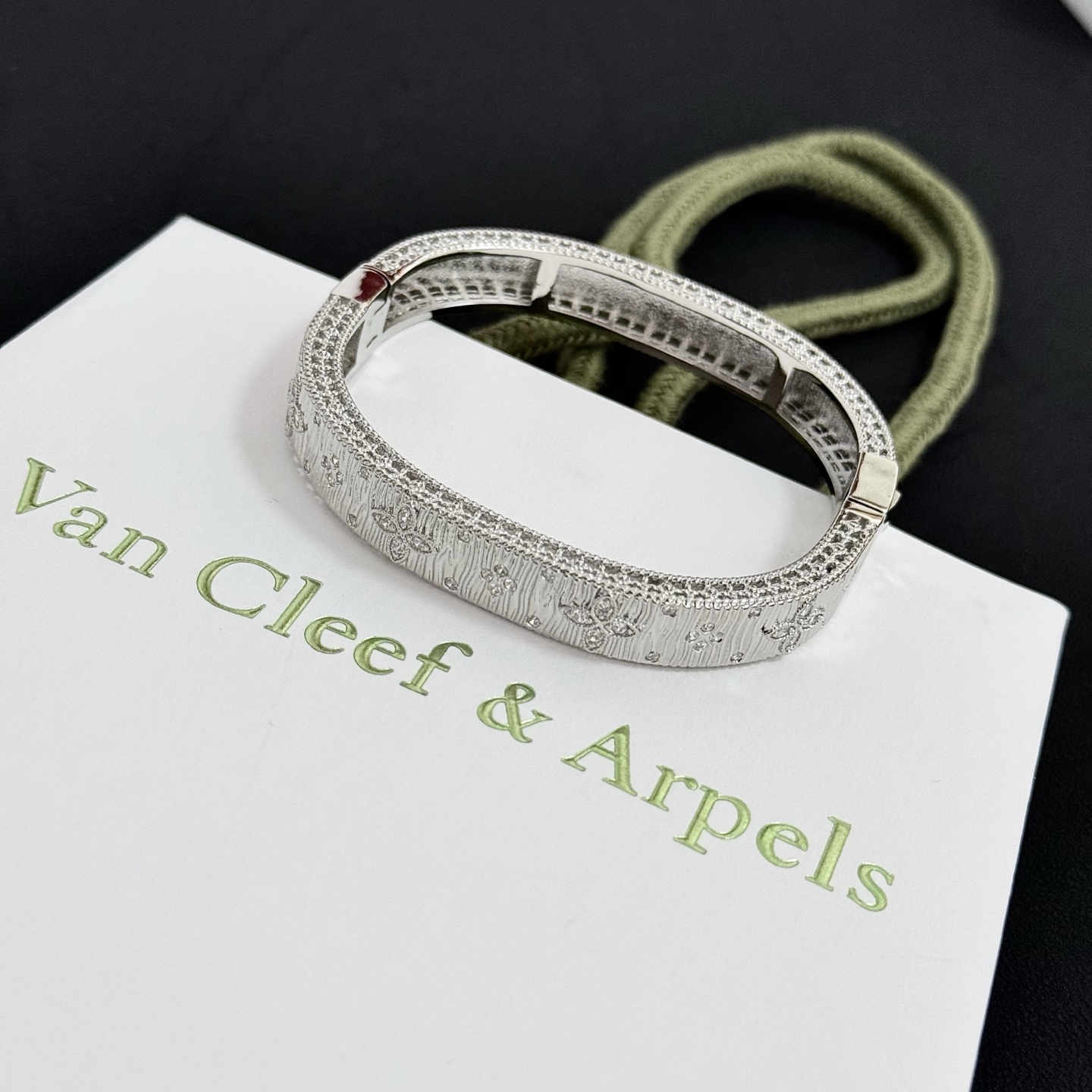 Pulseira Van Cleef Arpels Four-Leaf Clover em metal prateado com incrustações de diamante transparente de 17 cm