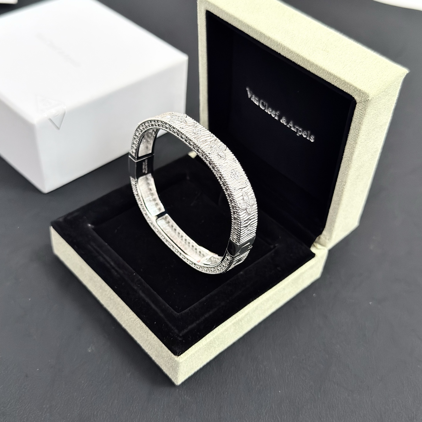 Pulseira Van Cleef Arpels Four-Leaf Clover em metal prateado com incrustações de diamante transparente de 17 cm