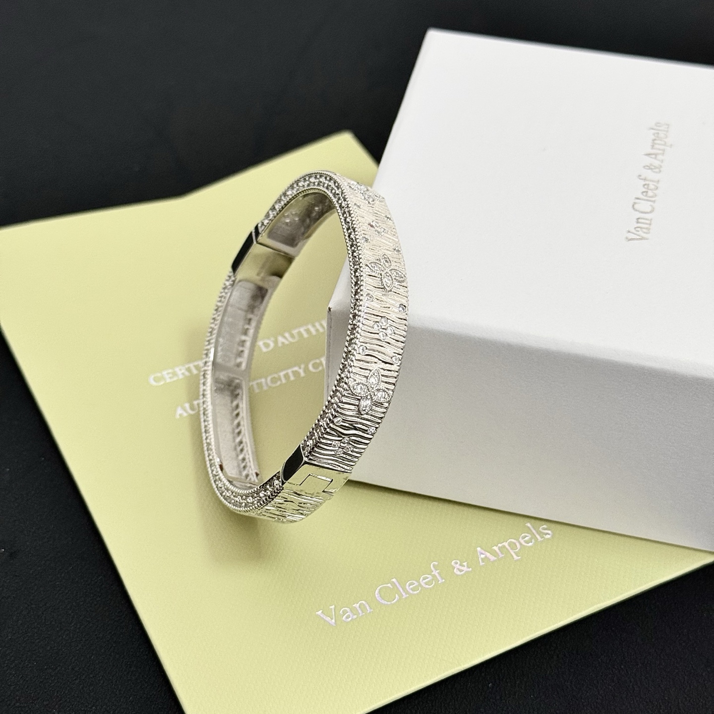 Pulseira Van Cleef Arpels Four-Leaf Clover em metal prateado com incrustações de diamante transparente de 17 cm