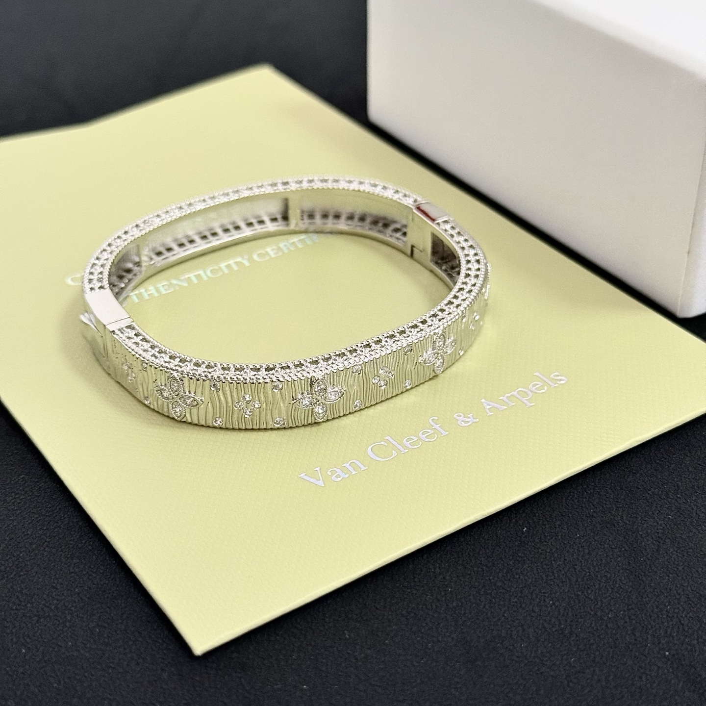 Pulseira Van Cleef Arpels Four-Leaf Clover em metal prateado com incrustações de diamante transparente de 17 cm