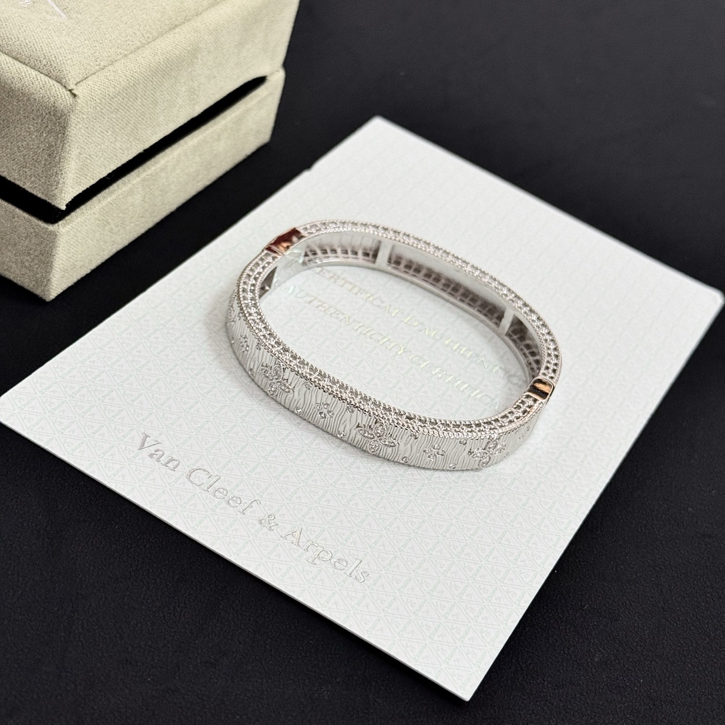 Pulseira Van Cleef Arpels Four-Leaf Clover em metal prateado com incrustações de diamante transparente de 17 cm