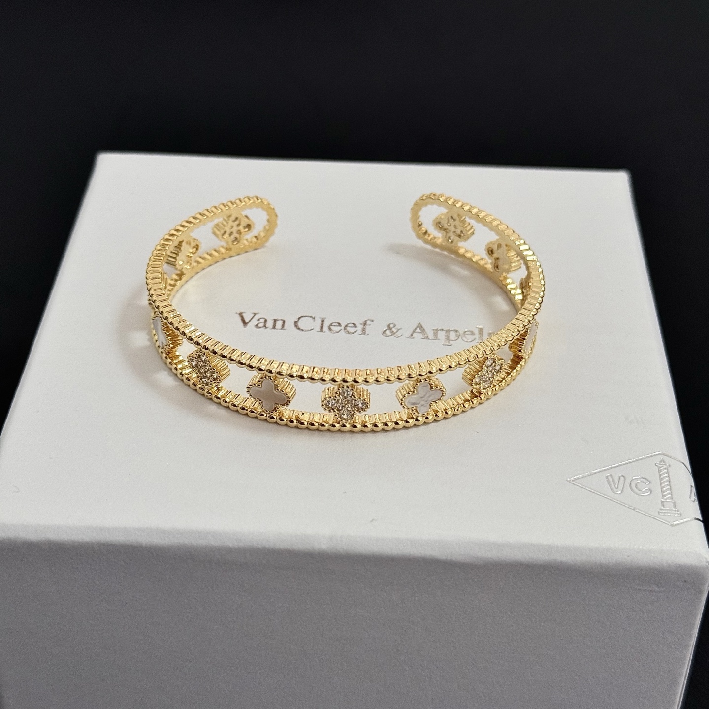 Bracciale Van Cleef Arpels Alhambra Four-Leaf Clover Open Cuff Metallo in oro giallo con madreperla bianca e accenti di diamanti trasparenti Circonferenza interna 17 cm