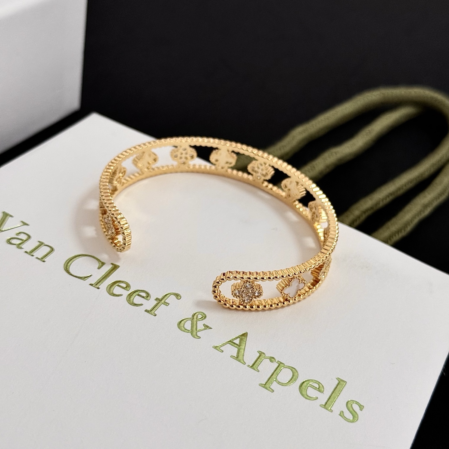 Bracciale Van Cleef Arpels Alhambra Four-Leaf Clover Open Cuff Metallo in oro giallo con madreperla bianca e accenti di diamanti trasparenti Circonferenza interna 17 cm