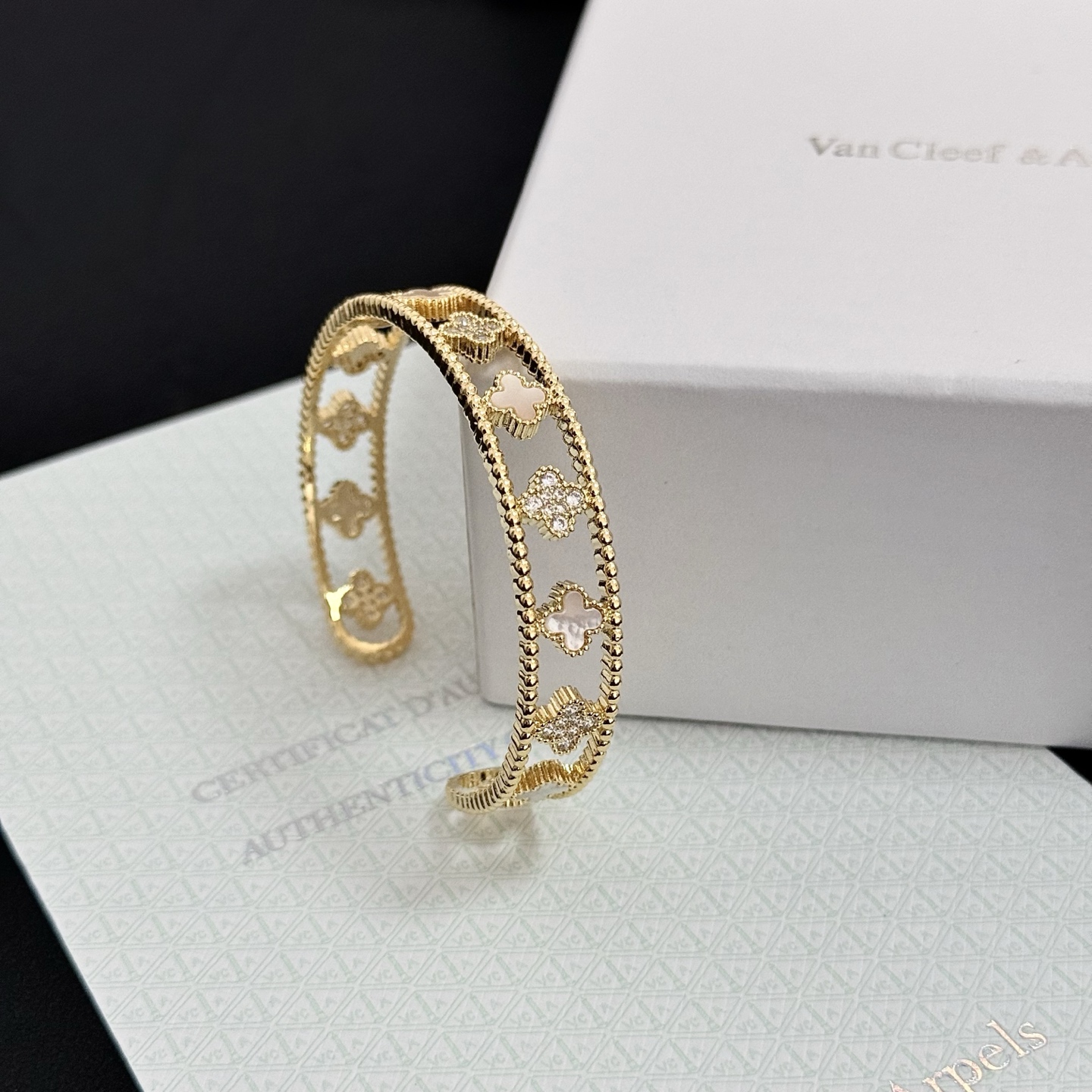 Bracciale Van Cleef Arpels Alhambra Four-Leaf Clover Open Cuff Metallo in oro giallo con madreperla bianca e accenti di diamanti trasparenti Circonferenza interna 17 cm