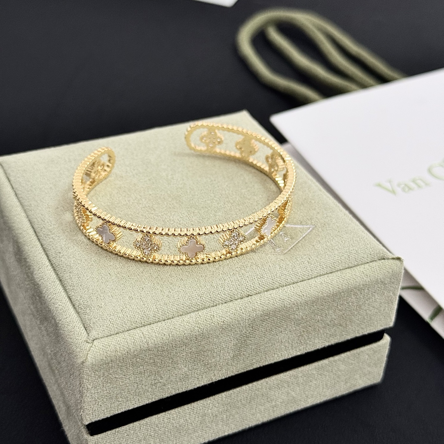Bracciale Van Cleef Arpels Alhambra Four-Leaf Clover Open Cuff Metallo in oro giallo con madreperla bianca e accenti di diamanti trasparenti Circonferenza interna 17 cm
