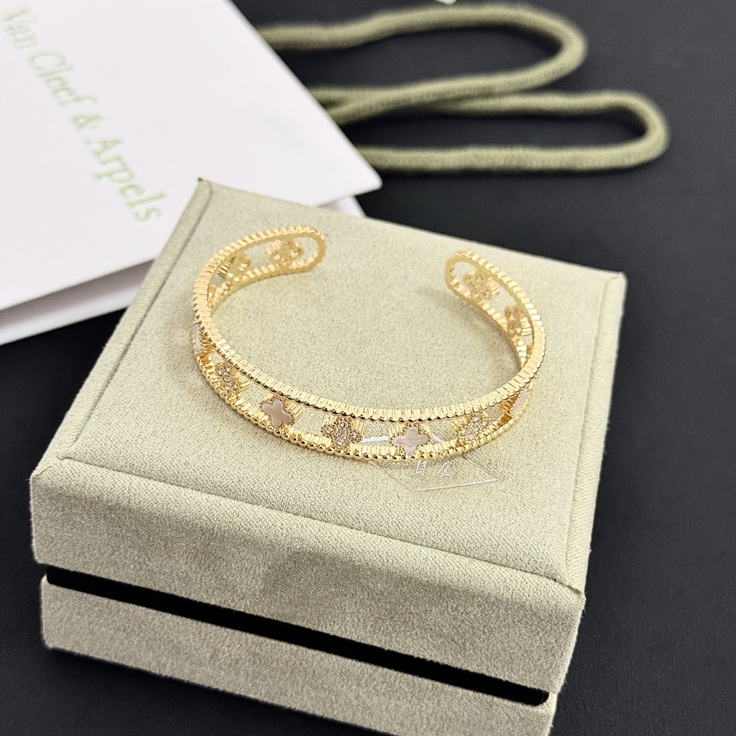Bracciale Van Cleef Arpels Alhambra Four-Leaf Clover Open Cuff Metallo in oro giallo con madreperla bianca e accenti di diamanti trasparenti Circonferenza interna 17 cm