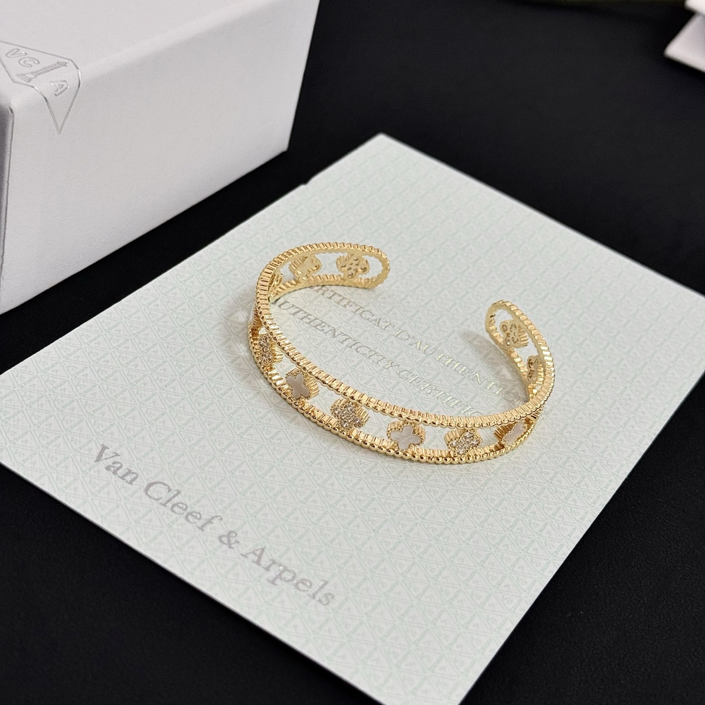 Bracciale Van Cleef Arpels Alhambra Four-Leaf Clover Open Cuff Metallo in oro giallo con madreperla bianca e accenti di diamanti trasparenti Circonferenza interna 17 cm