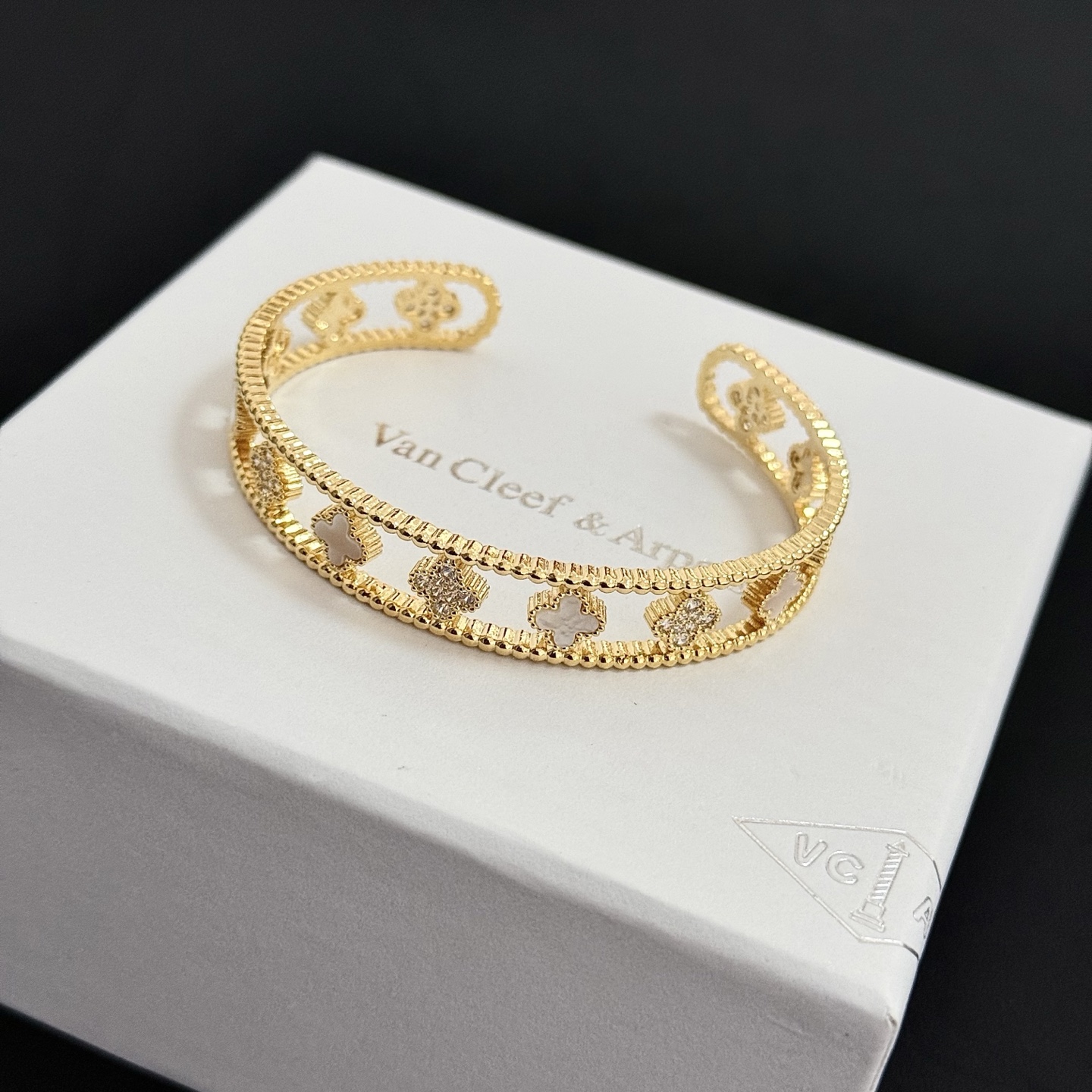Bracciale Van Cleef Arpels Alhambra Four-Leaf Clover Open Cuff Metallo in oro giallo con madreperla bianca e accenti di diamanti trasparenti Circonferenza interna 17 cm