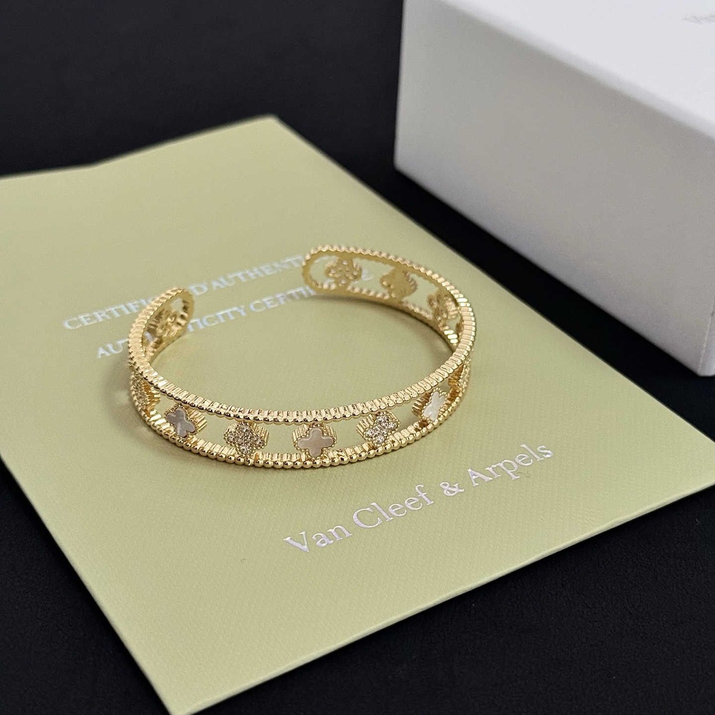 Bracciale Van Cleef Arpels Alhambra Four-Leaf Clover Open Cuff Metallo in oro giallo con madreperla bianca e accenti di diamanti trasparenti Circonferenza interna 17 cm