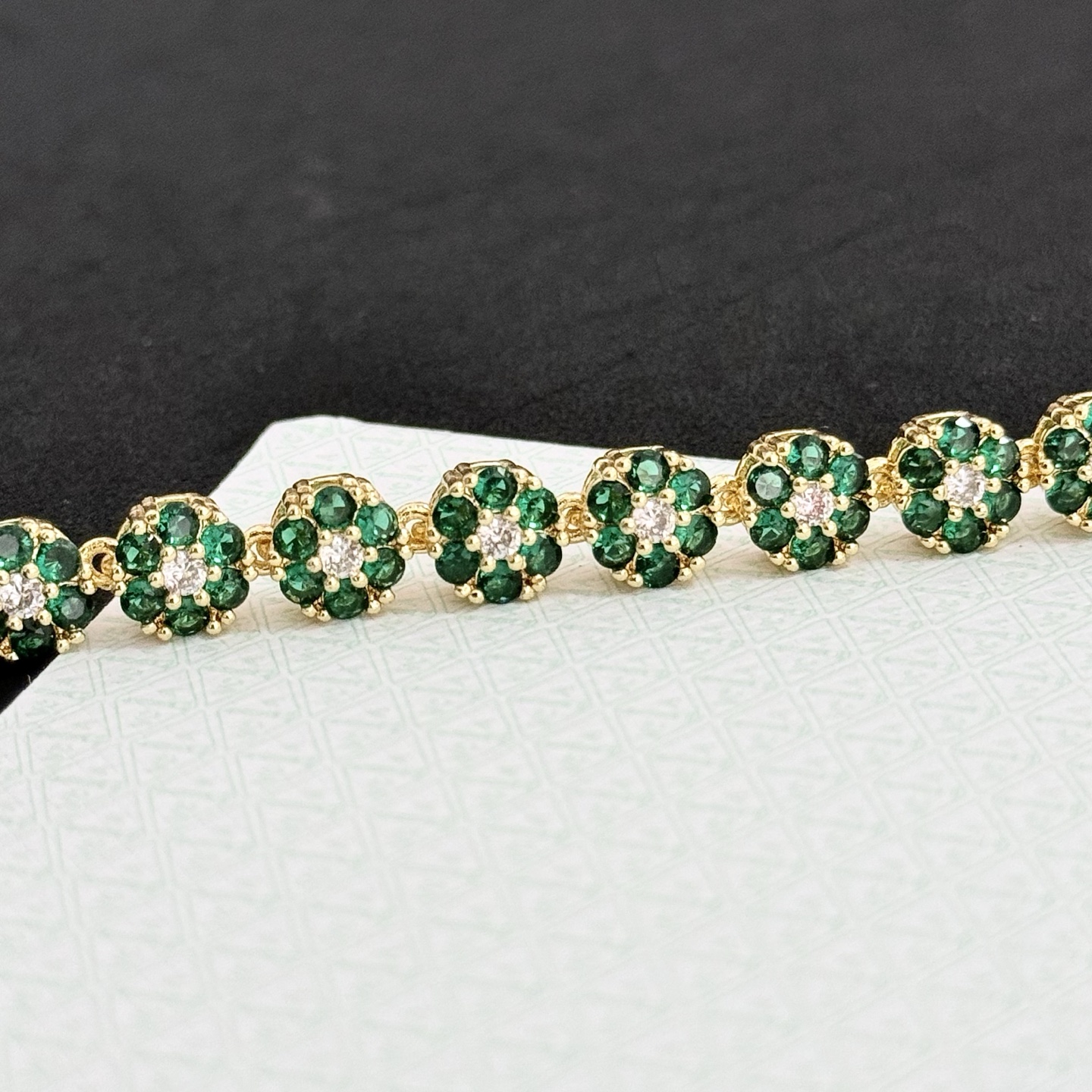 Bracciale Van Cleef Arpels Fleurette Oro giallo con pietre verde smeraldo e accenti di diamanti bianchi 18 cm