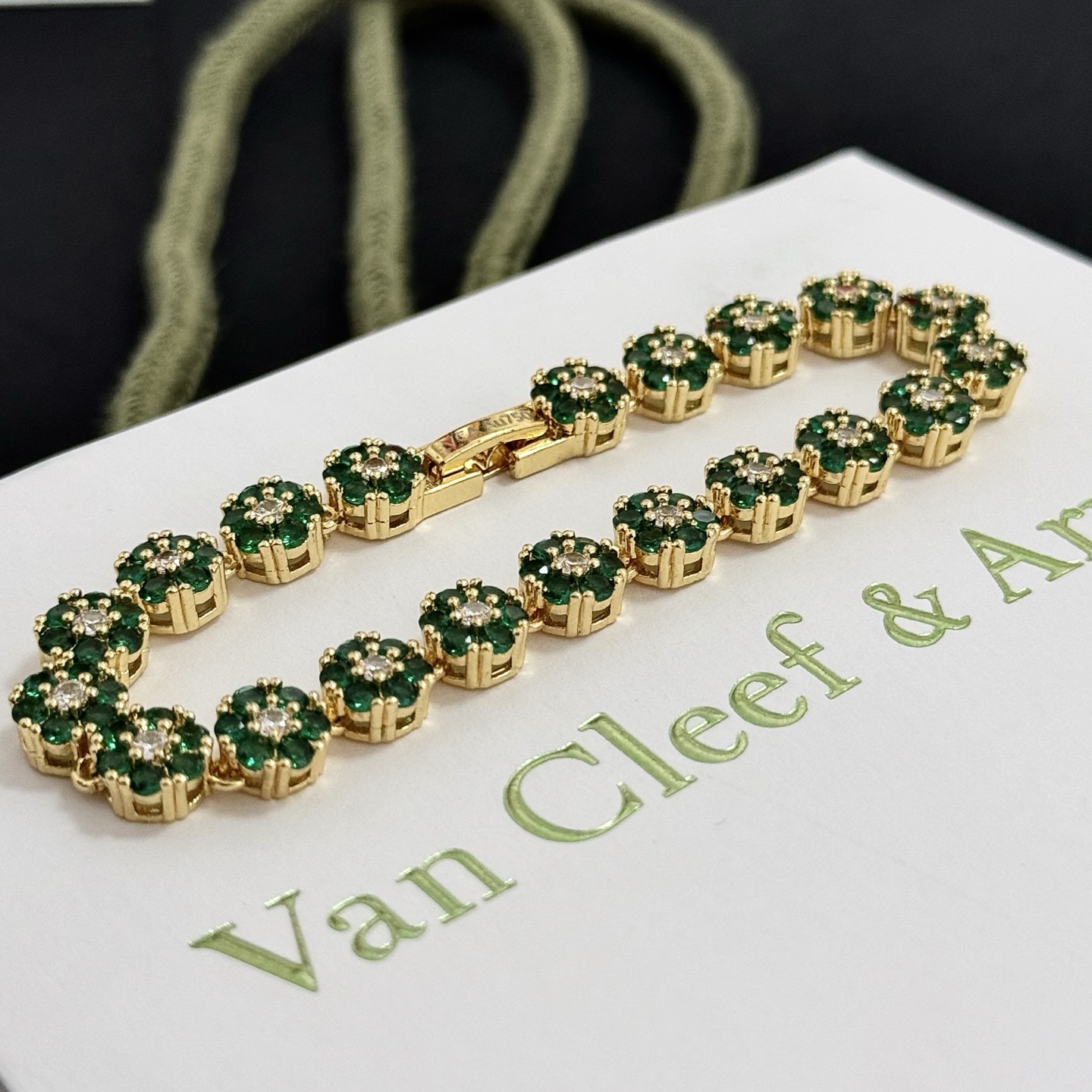 Bracciale Van Cleef Arpels Fleurette Oro giallo con pietre verde smeraldo e accenti di diamanti bianchi 18 cm