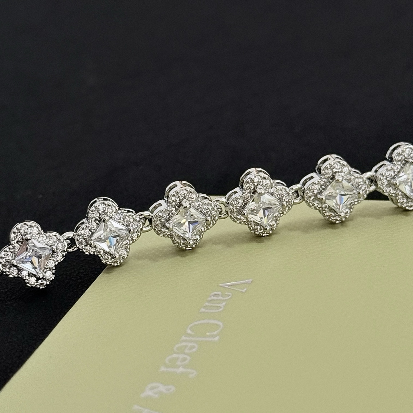 Bracciale Van Cleef Arpels Alhambra in metallo argentato con pietre trasparenti simili a diamanti 17 cm
