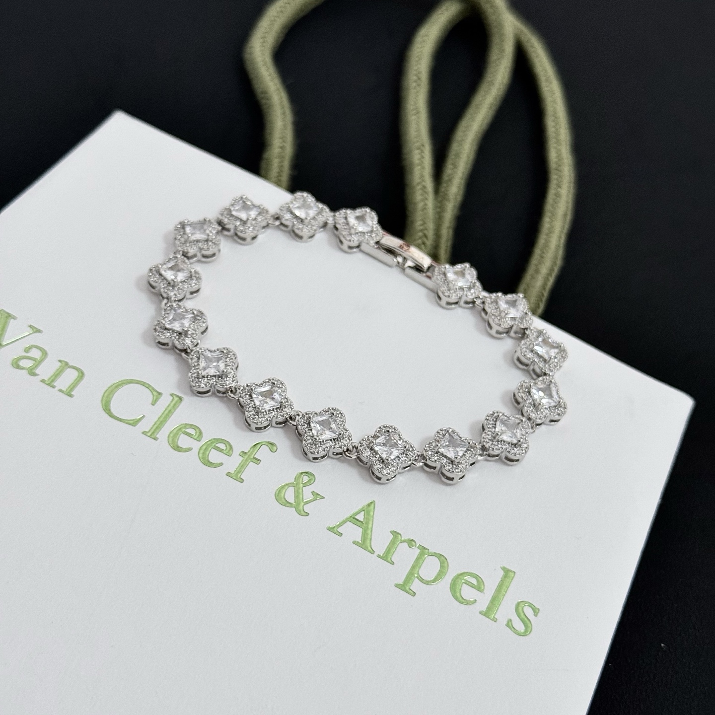 Bracciale Van Cleef Arpels Alhambra in metallo argentato con pietre trasparenti simili a diamanti 17 cm