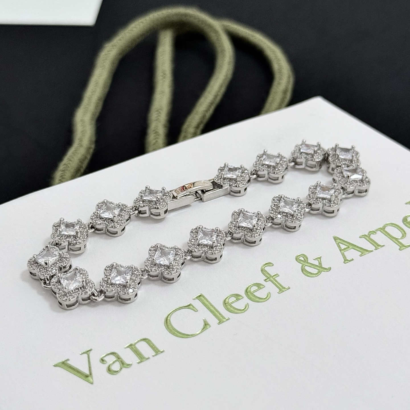 Bracciale Van Cleef Arpels Alhambra in metallo argentato con pietre trasparenti simili a diamanti 17 cm