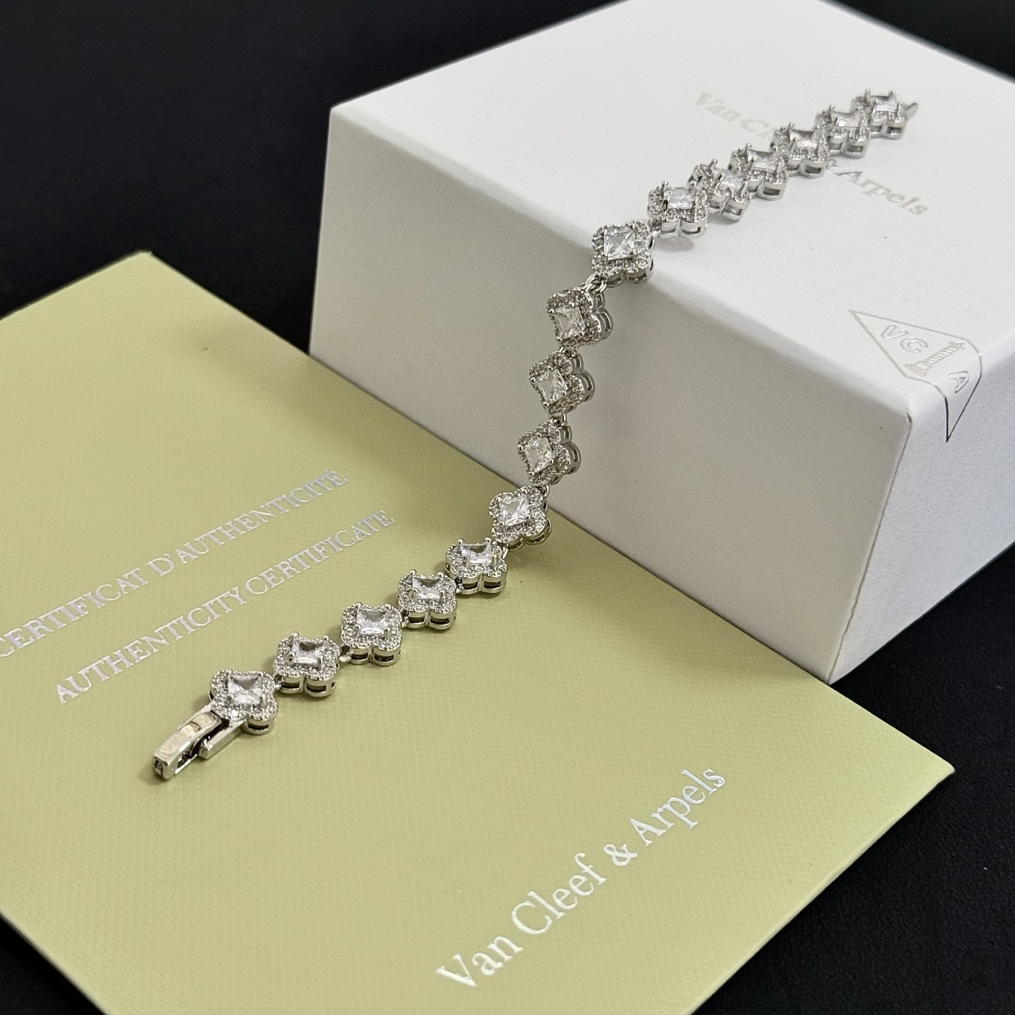 Bracciale Van Cleef Arpels Alhambra in metallo argentato con pietre trasparenti simili a diamanti 17 cm