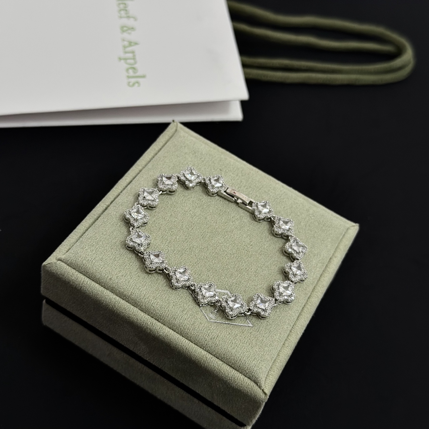 Bracciale Van Cleef Arpels Alhambra in metallo argentato con pietre trasparenti simili a diamanti 17 cm