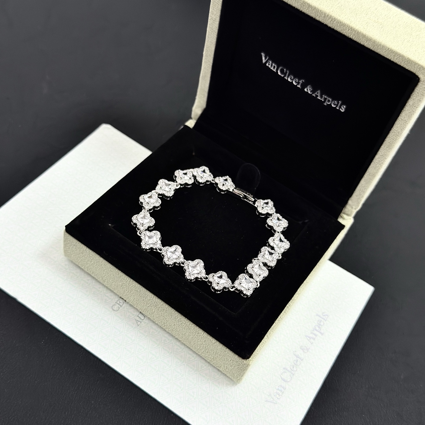 Bracciale Van Cleef Arpels Alhambra in metallo argentato con pietre trasparenti simili a diamanti 17 cm