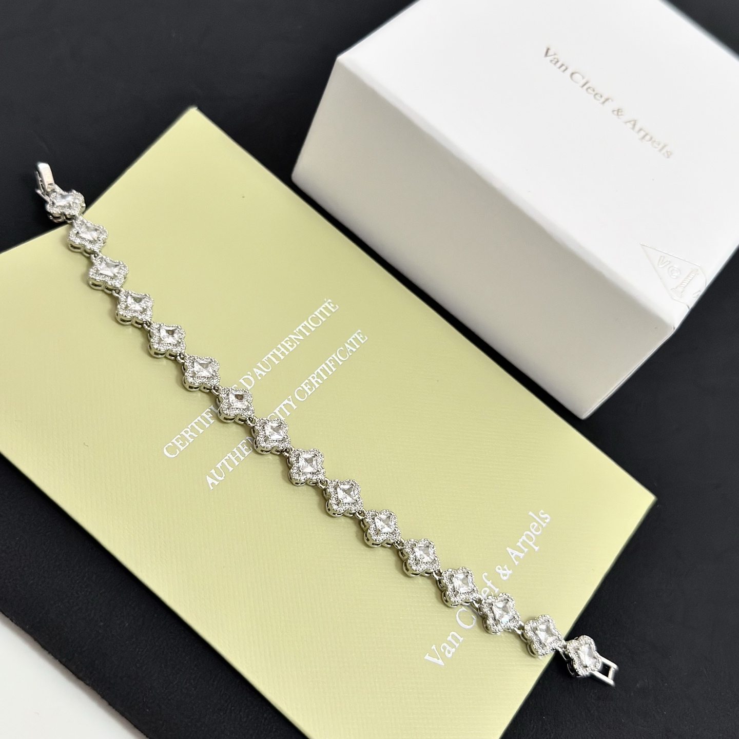 Bracciale Van Cleef Arpels Alhambra in metallo argentato con pietre trasparenti simili a diamanti 17 cm