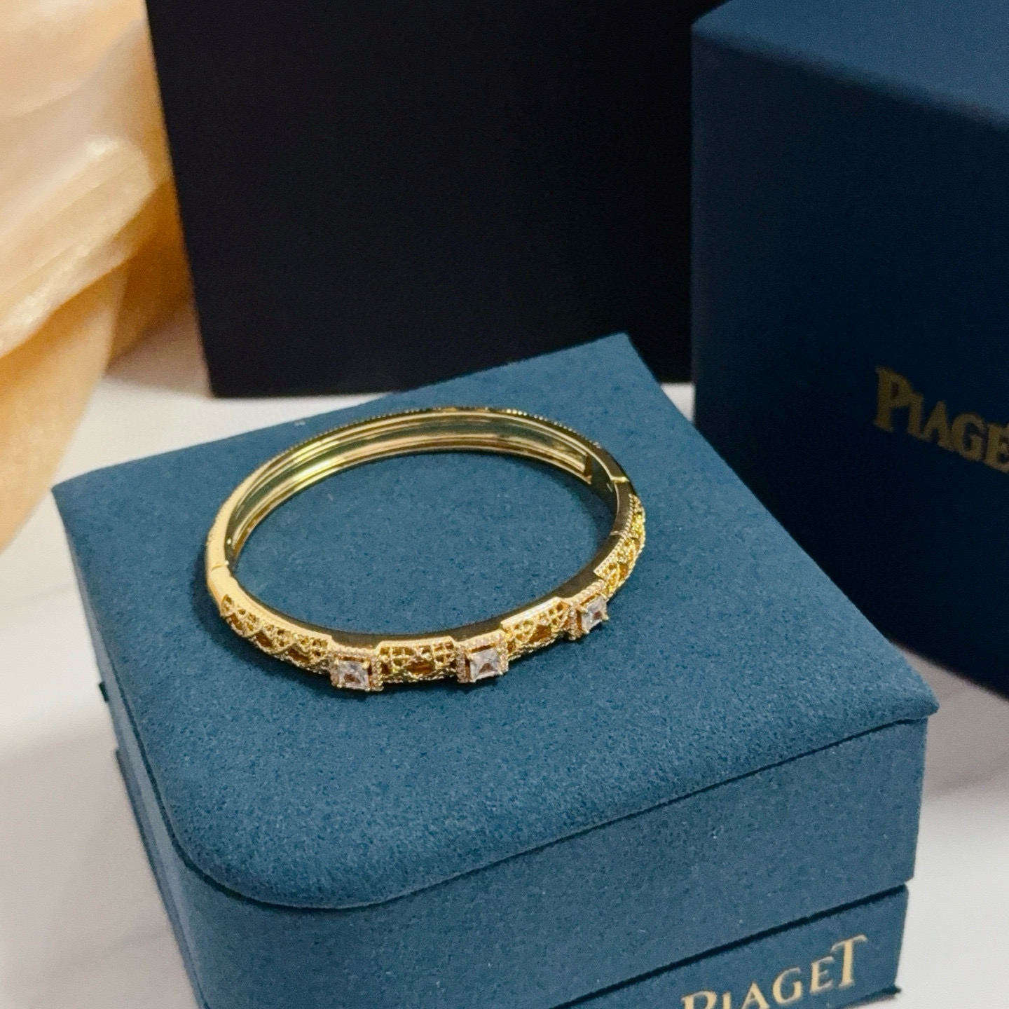 Piaget Golden Oasis bracelet 18k yellow gold with clear princess-cut diamonds and pave diamond accents 17cm inner circumference