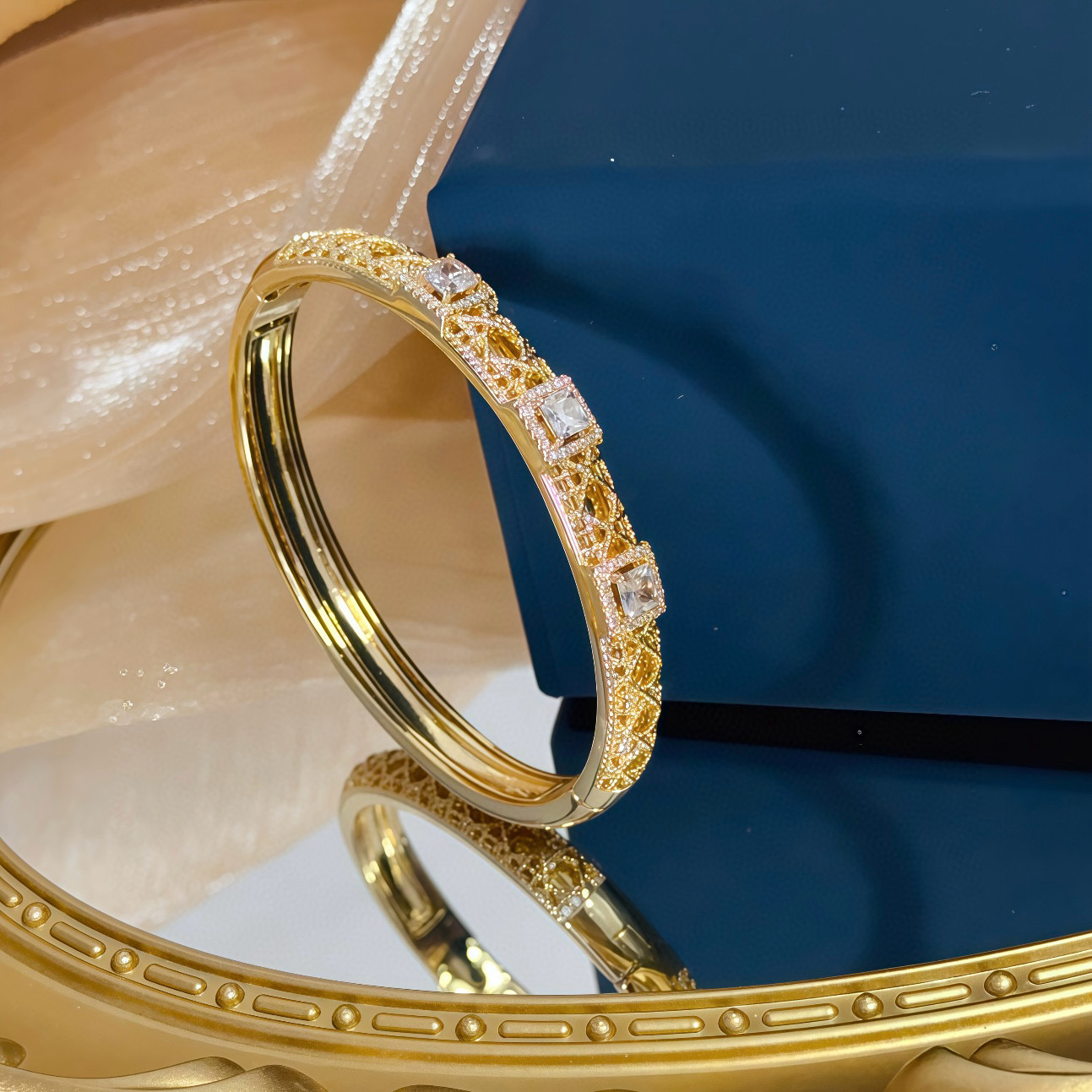 Piaget Golden Oasis bracelet 18k yellow gold with clear princess-cut diamonds and pave diamond accents 17cm inner circumference