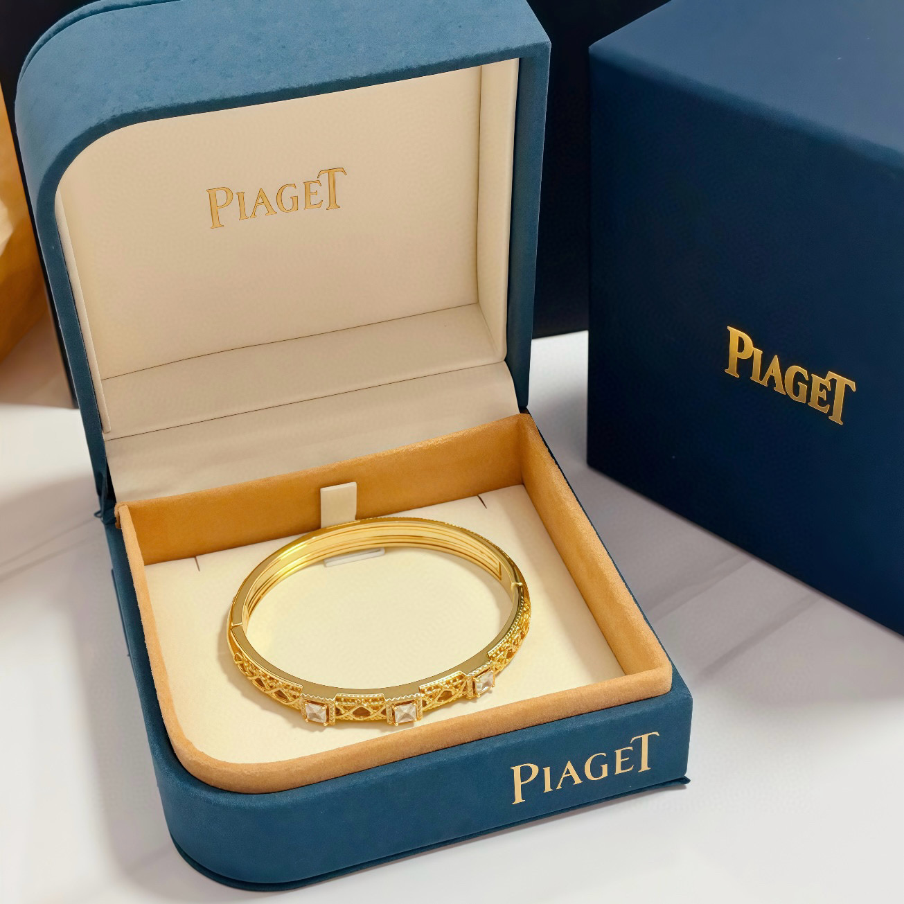 Piaget Golden Oasis bracelet 18k yellow gold with clear princess-cut diamonds and pave diamond accents 17cm inner circumference