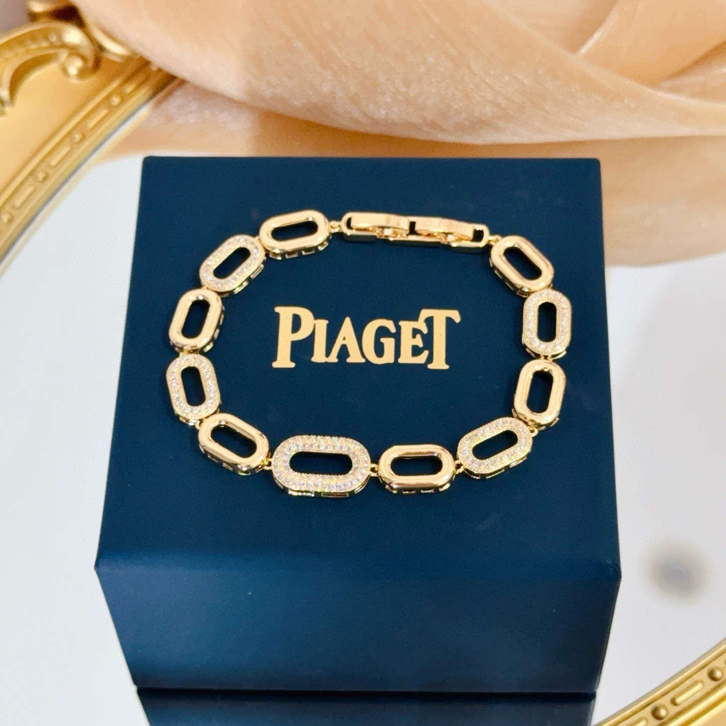 Piaget Possession bracelet 18k yellow gold with clear diamond accents 17cm