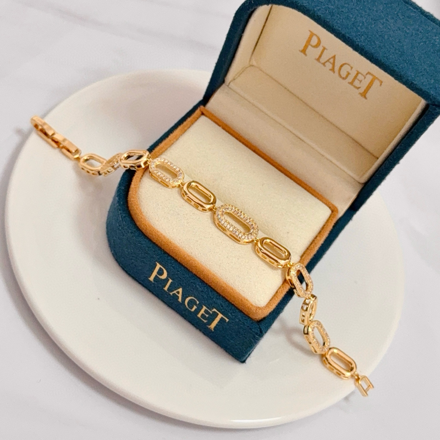 Piaget Possession bracelet 18k yellow gold with clear diamond accents 17cm