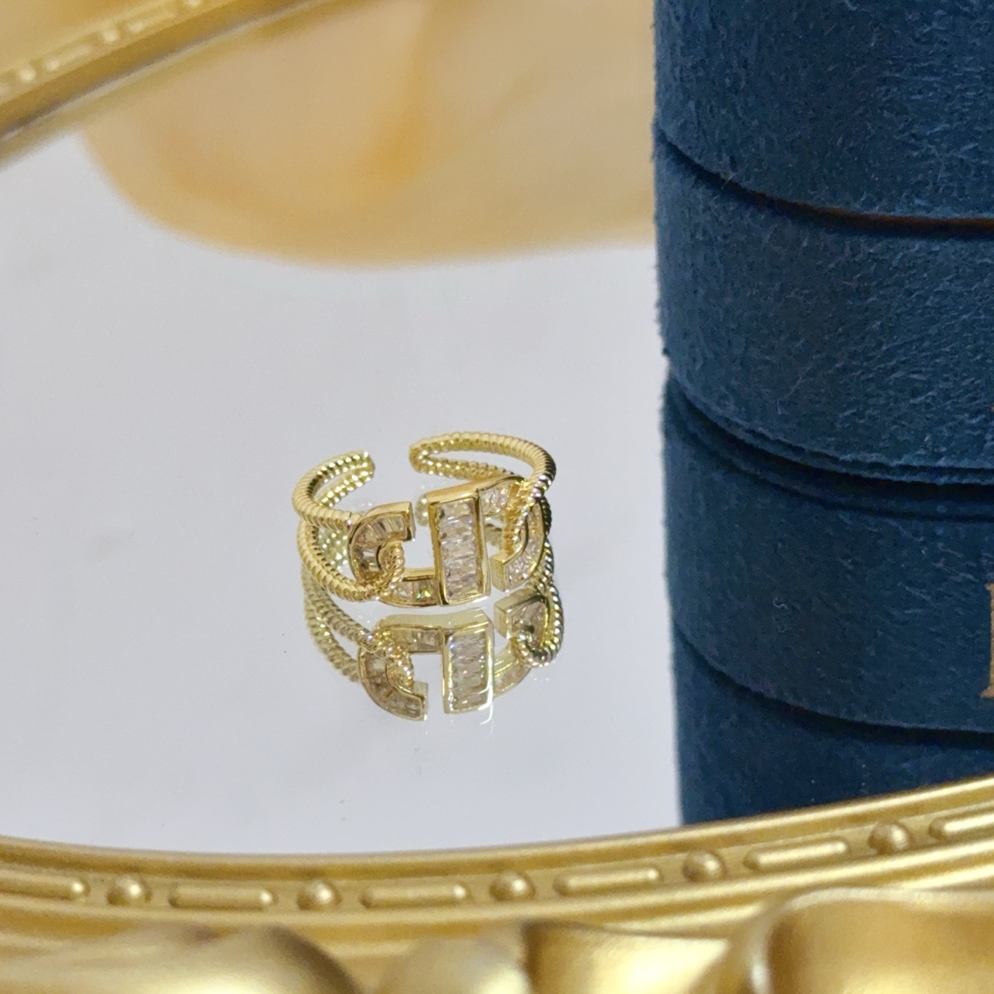 Piaget Possession ring yellow gold with clear diamond accents US 7