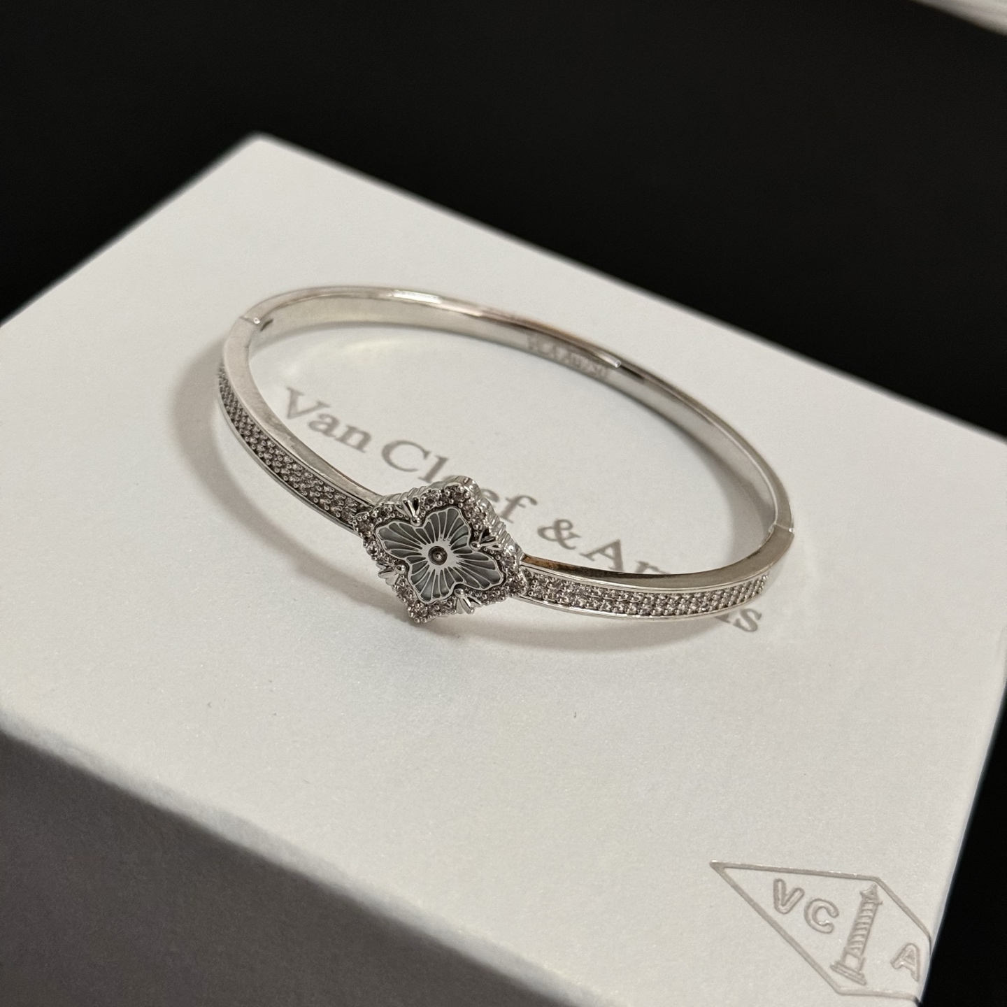 Bracciale Van Cleef Arpels Alhambra in metallo color argento con accenti di diamanti chiari e motivo floreale rodiato 17 cm