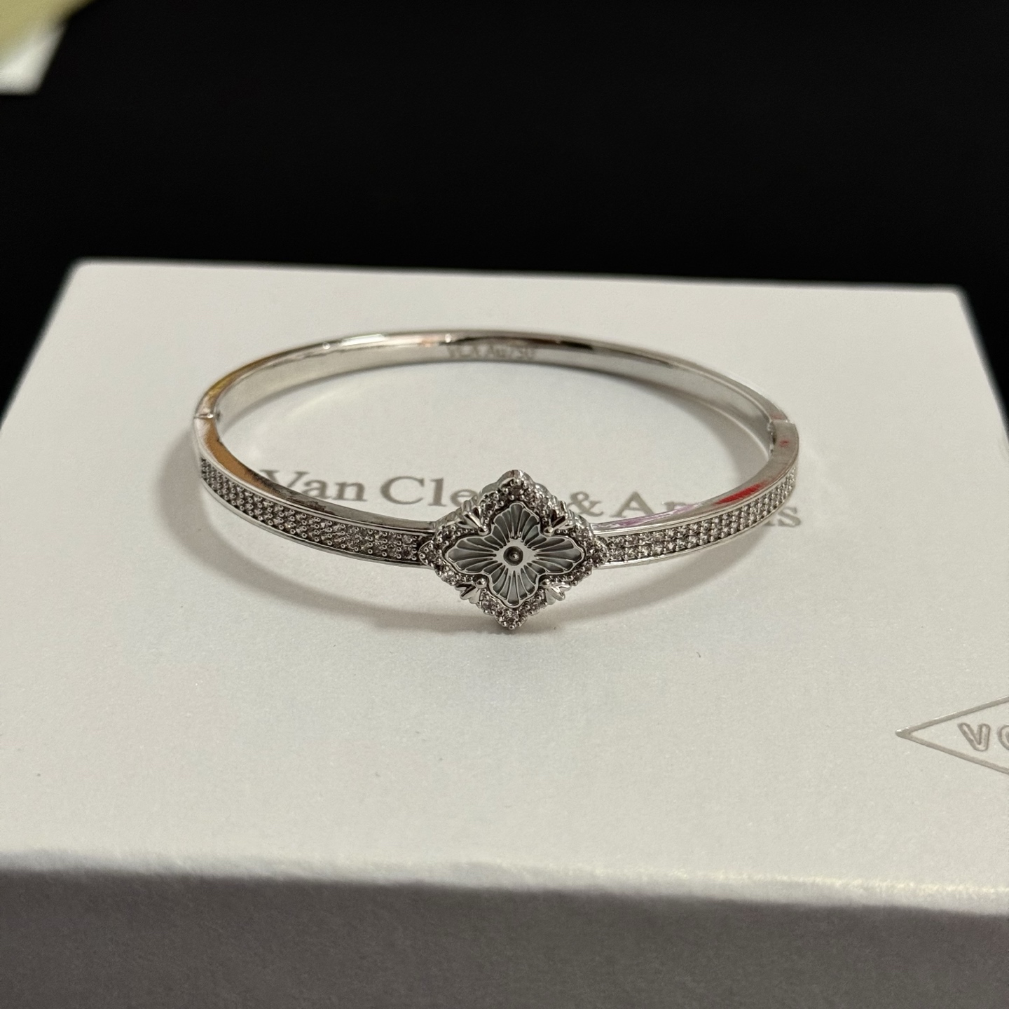 Bracciale Van Cleef Arpels Alhambra in metallo color argento con accenti di diamanti chiari e motivo floreale rodiato 17 cm