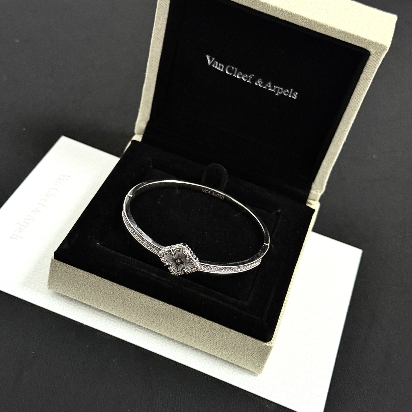 Bracciale Van Cleef Arpels Alhambra in metallo color argento con accenti di diamanti chiari e motivo floreale rodiato 17 cm