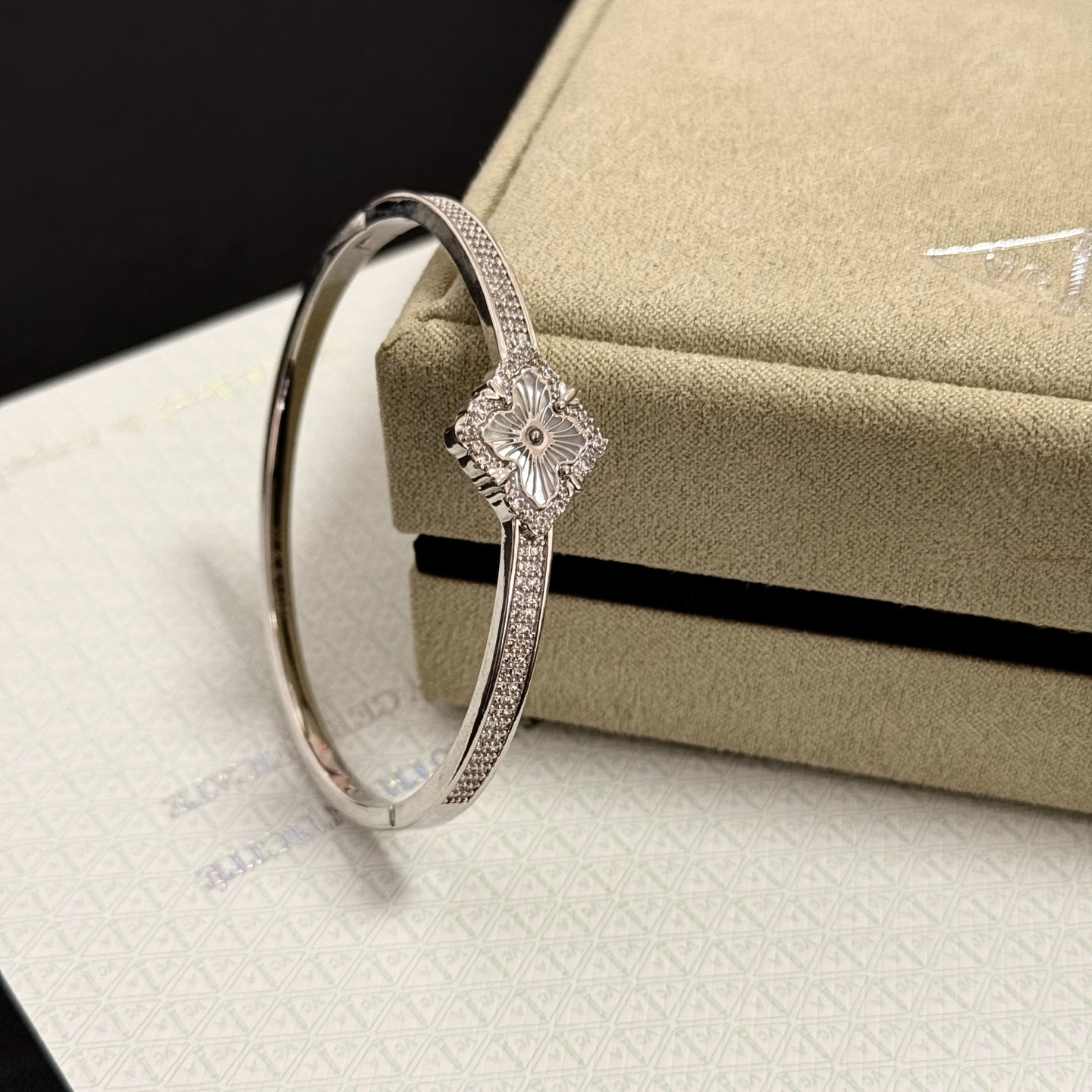 Bracciale Van Cleef Arpels Alhambra in metallo color argento con accenti di diamanti chiari e motivo floreale rodiato 17 cm
