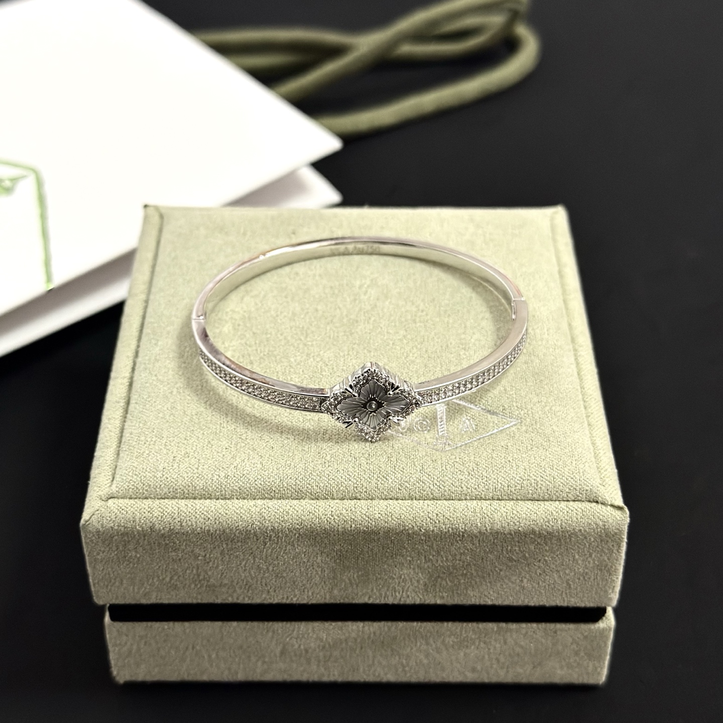 Bracciale Van Cleef Arpels Alhambra in metallo color argento con accenti di diamanti chiari e motivo floreale rodiato 17 cm