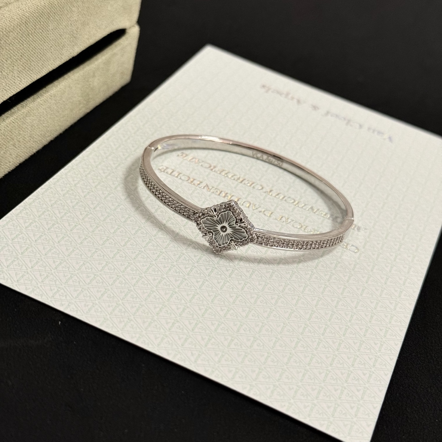Bracciale Van Cleef Arpels Alhambra in metallo color argento con accenti di diamanti chiari e motivo floreale rodiato 17 cm