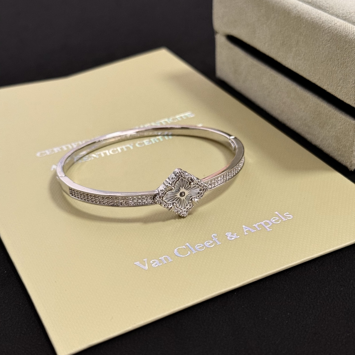 Bracciale Van Cleef Arpels Alhambra in metallo color argento con accenti di diamanti chiari e motivo floreale rodiato 17 cm