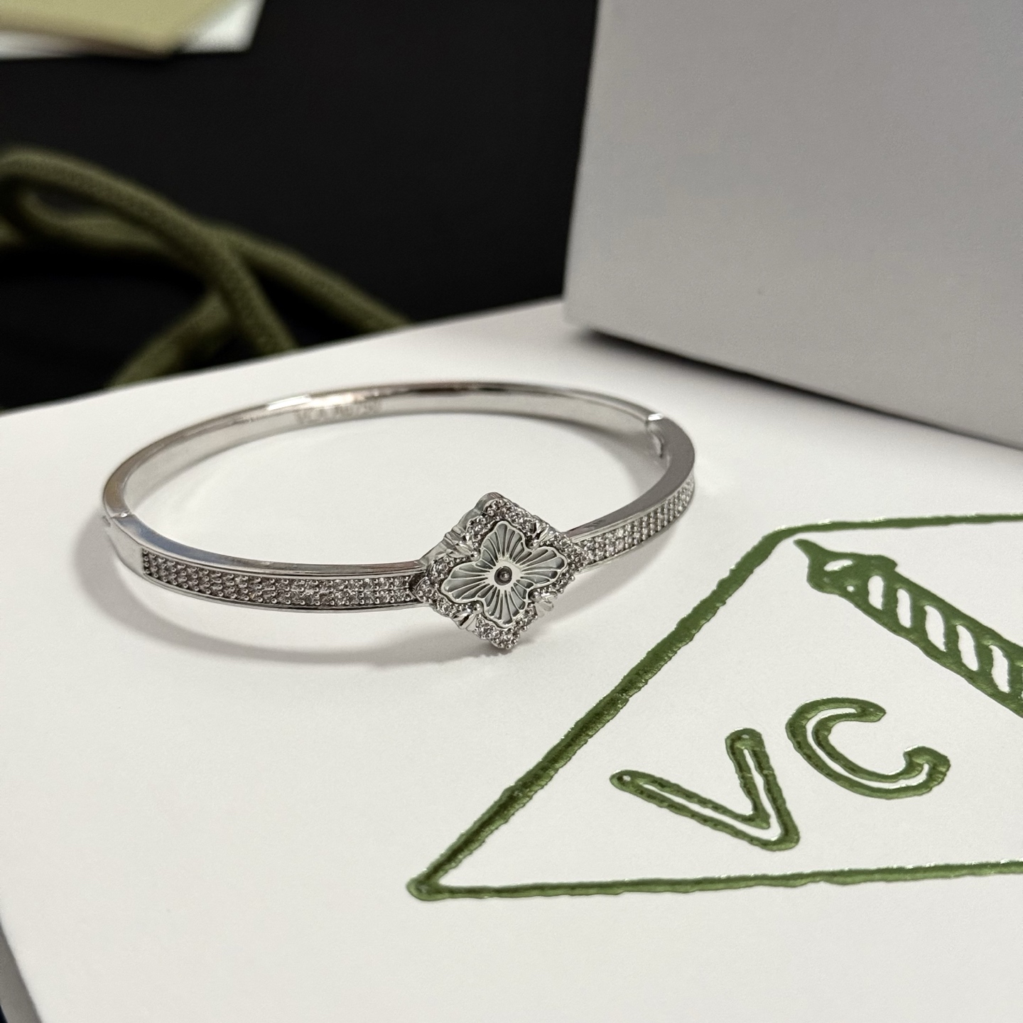 Bracciale Van Cleef Arpels Alhambra in metallo color argento con accenti di diamanti chiari e motivo floreale rodiato 17 cm