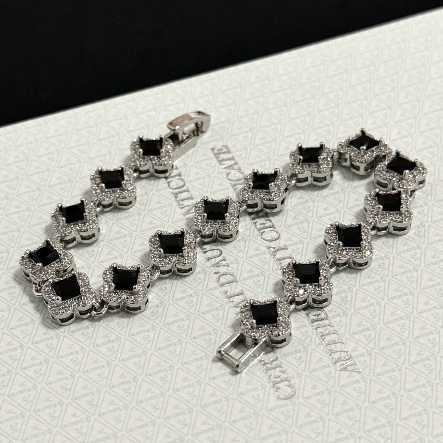 Bracciale Van Cleef Arpels Alhambra metallo oro bianco tonalità argento pietre onice nero accenti diamanti bianchi 17 cm