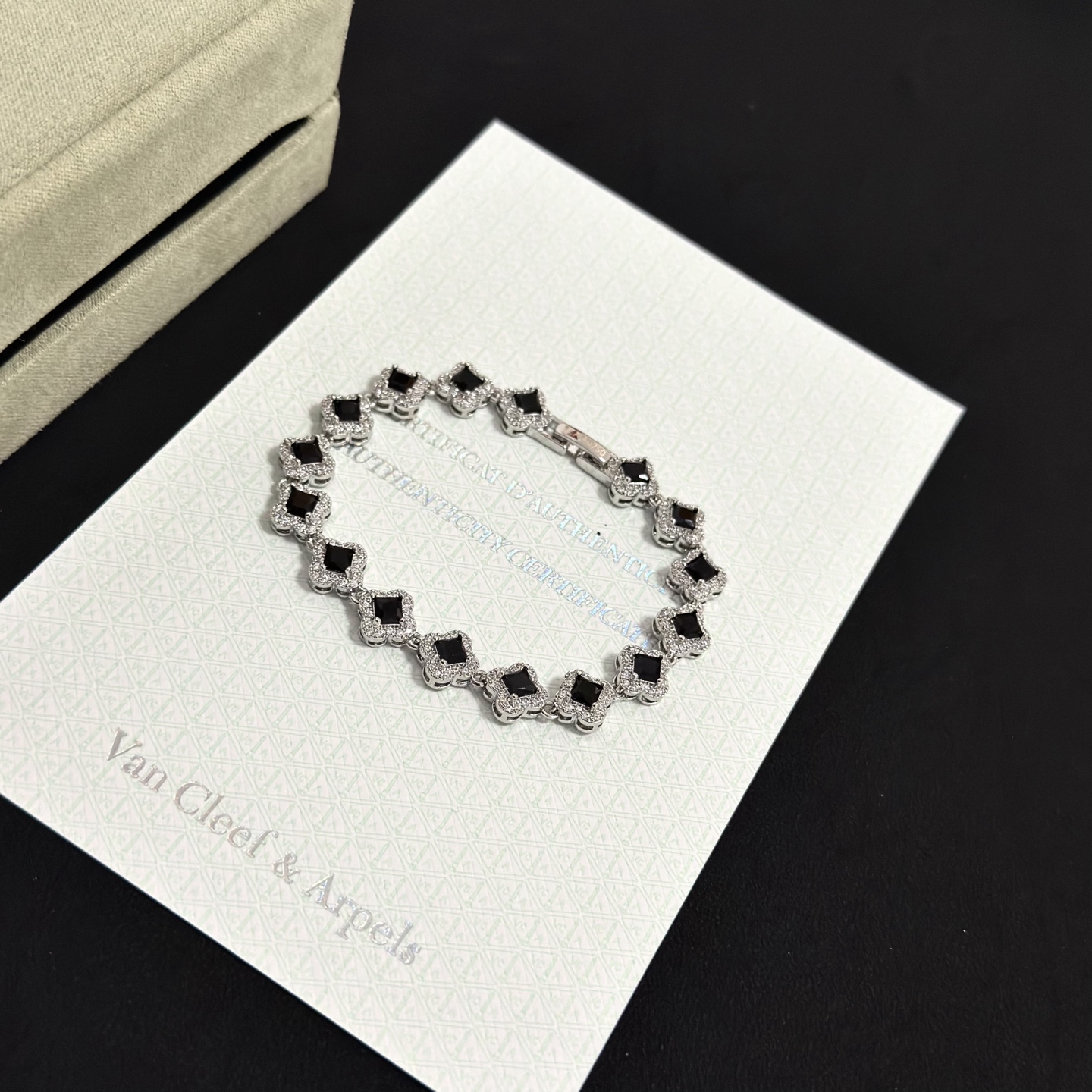 Bracciale Van Cleef Arpels Alhambra metallo oro bianco tonalità argento pietre onice nero accenti diamanti bianchi 17 cm