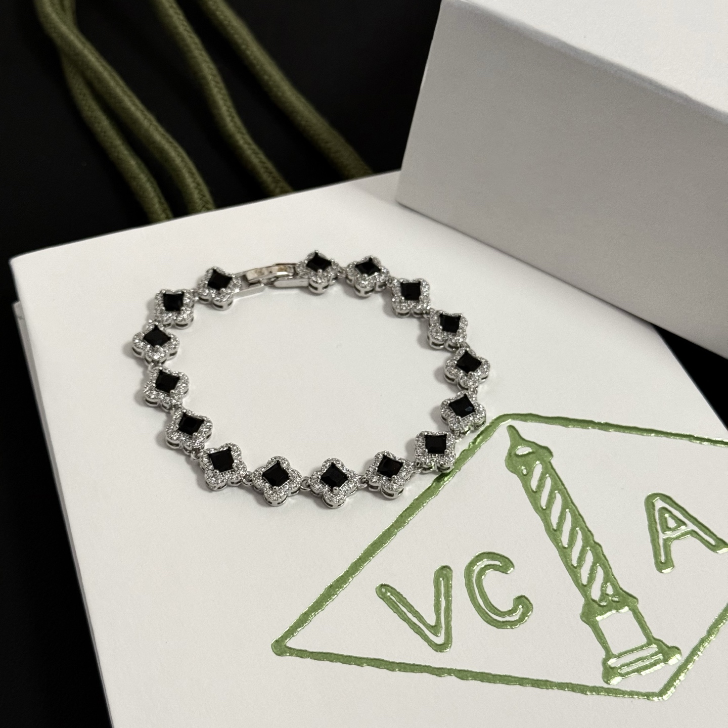 Bracciale Van Cleef Arpels Alhambra metallo oro bianco tonalità argento pietre onice nero accenti diamanti bianchi 17 cm
