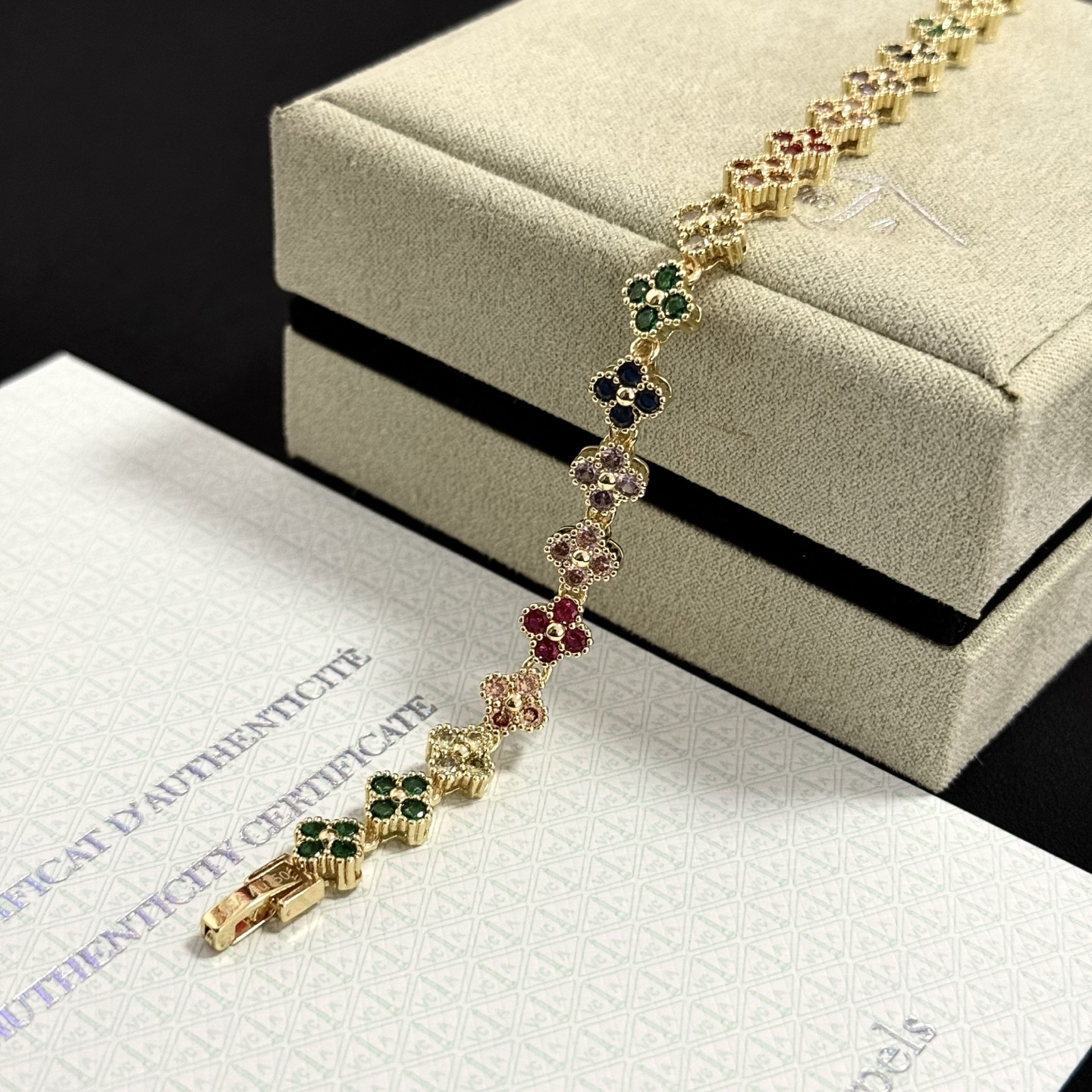 Bracciale Van Cleef Arpels Alhambra in oro giallo con pietre multicolori verde rosso nero rosa chiaro viola champagne 18 cm