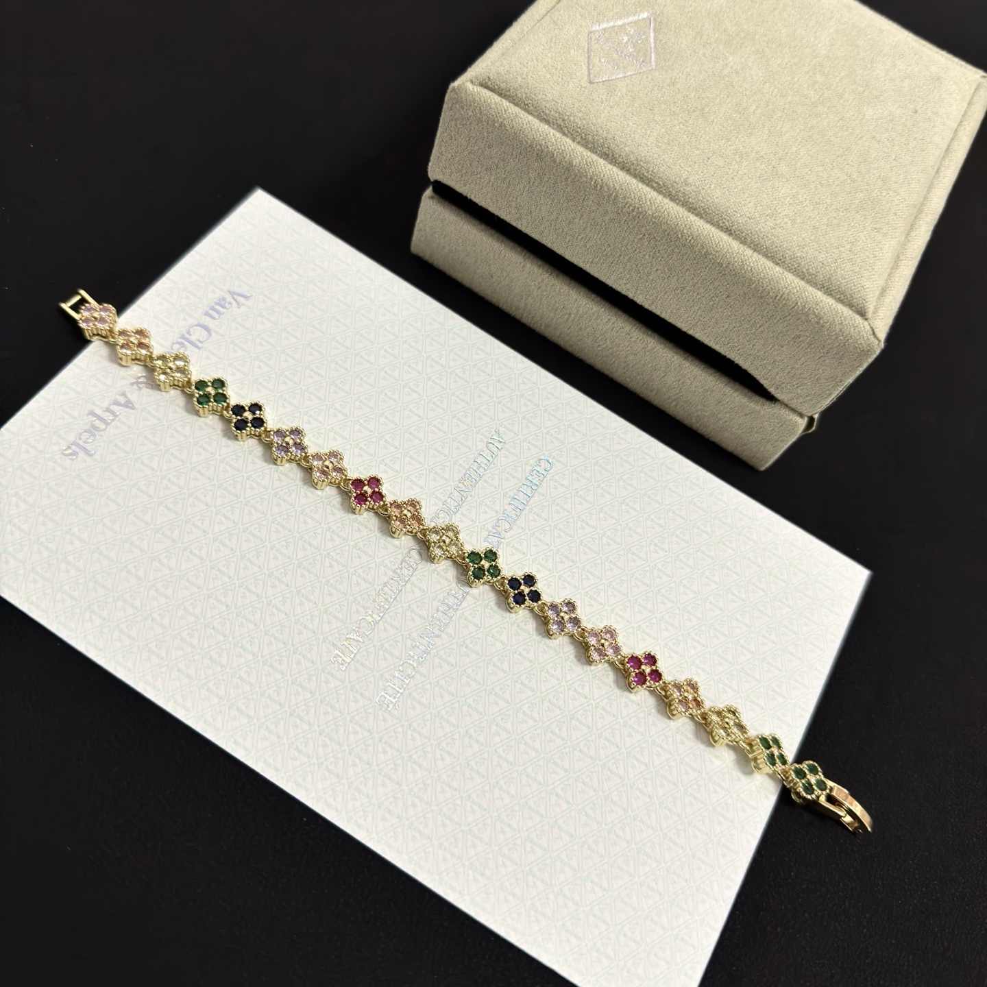 Bracciale Van Cleef Arpels Alhambra in oro giallo con pietre multicolori verde rosso nero rosa chiaro viola champagne 18 cm