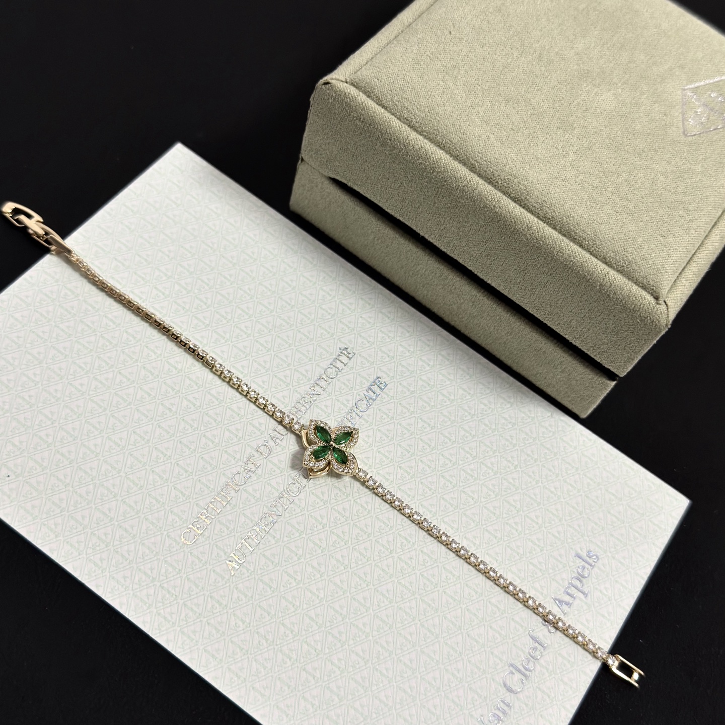 Van Cleef Arpels Four-leaf Clover bracelet gold-toned metal with clear diamonds and green gemstones 17cm