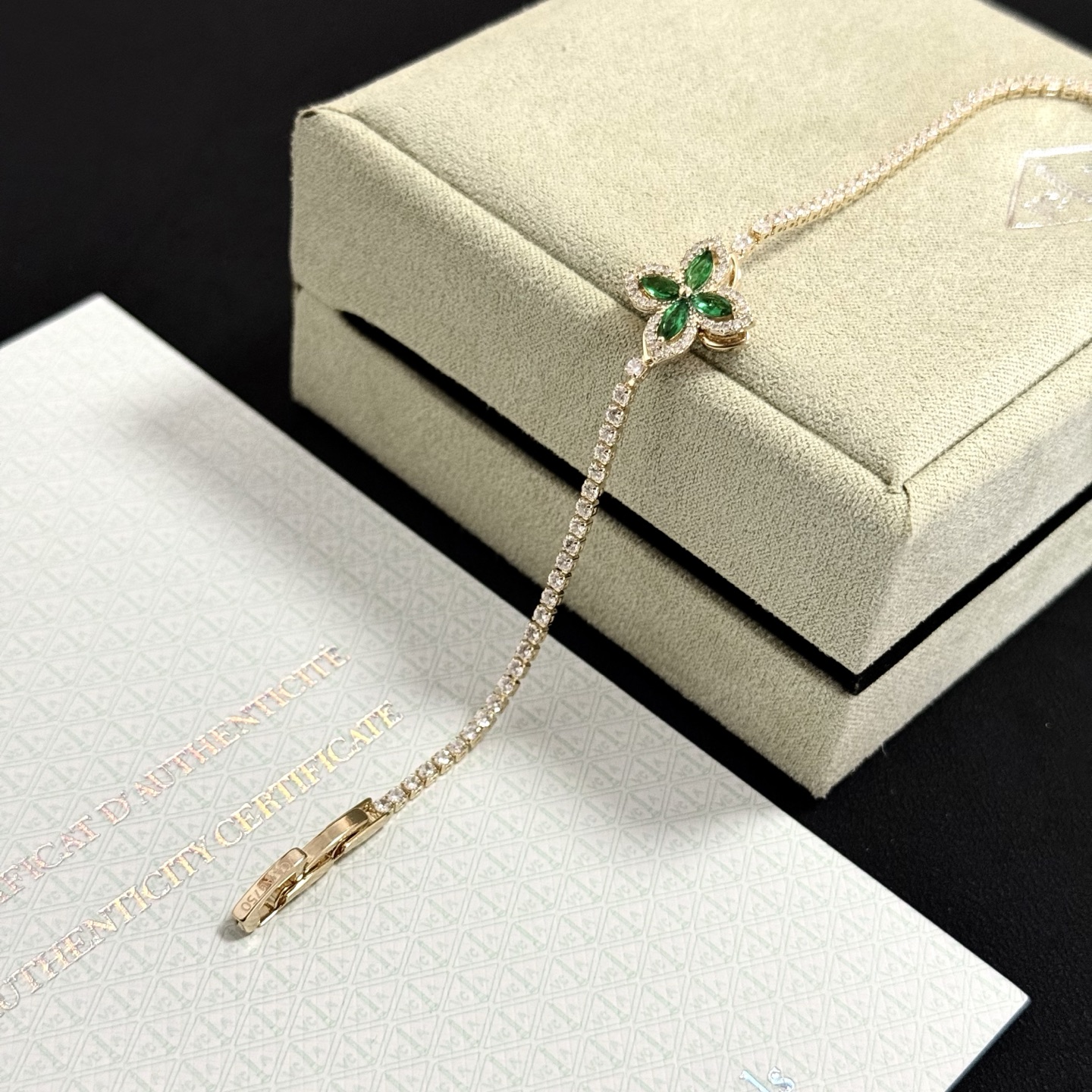 Van Cleef Arpels Four-leaf Clover bracelet gold-toned metal with clear diamonds and green gemstones 17cm