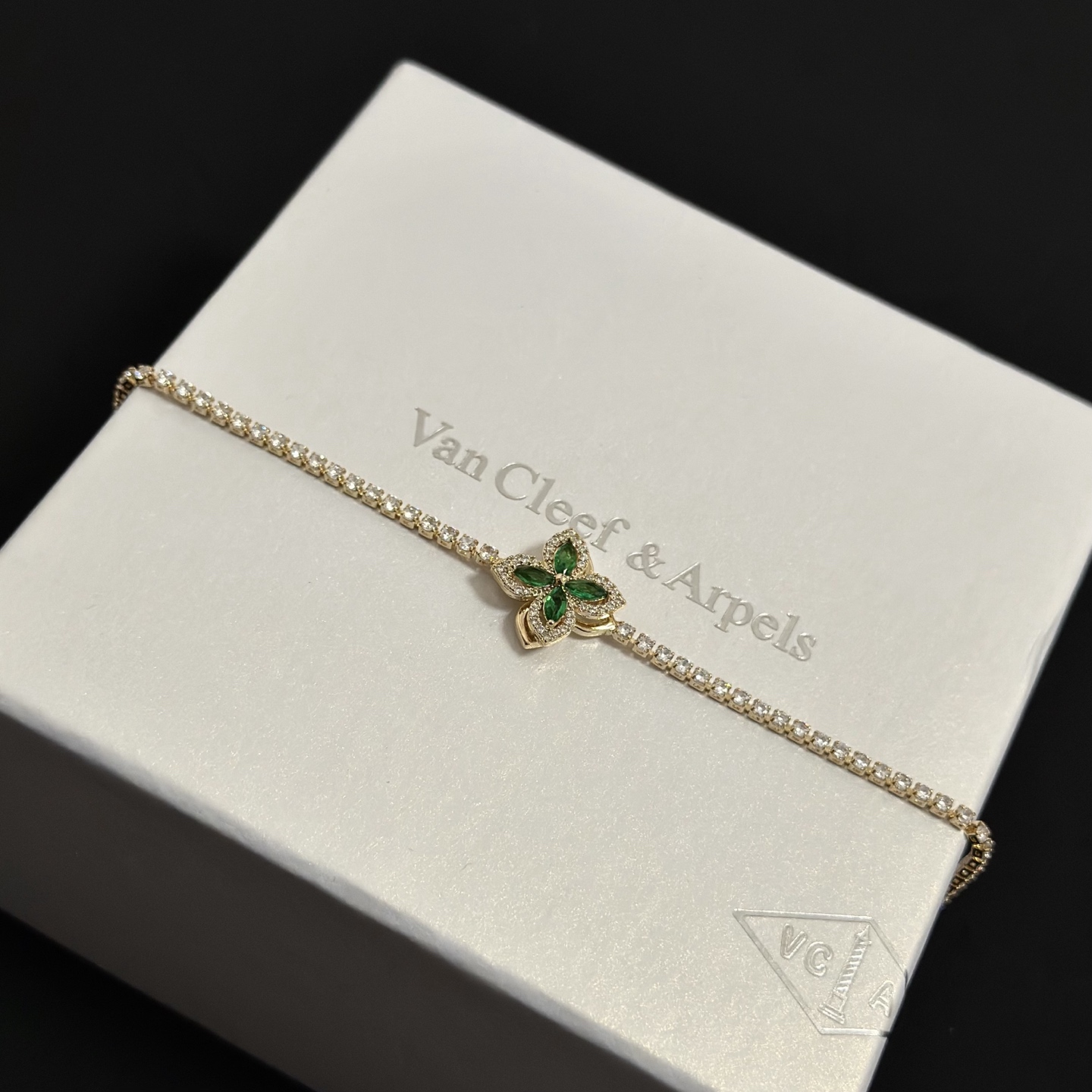 Van Cleef Arpels Four-leaf Clover bracelet gold-toned metal with clear diamonds and green gemstones 17cm