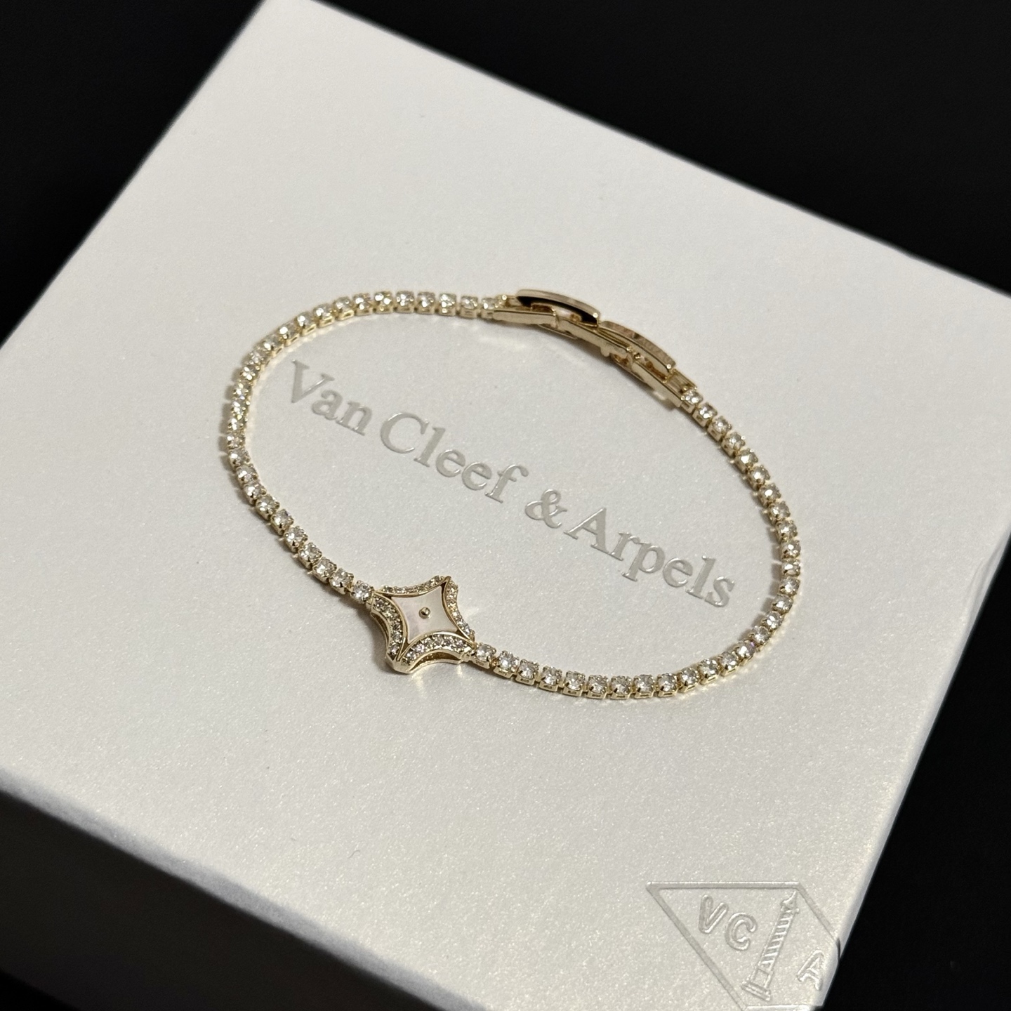 Bracciale Van Cleef Arpels Alhambra oro giallo madreperla bianca diamante trasparente 17 cm