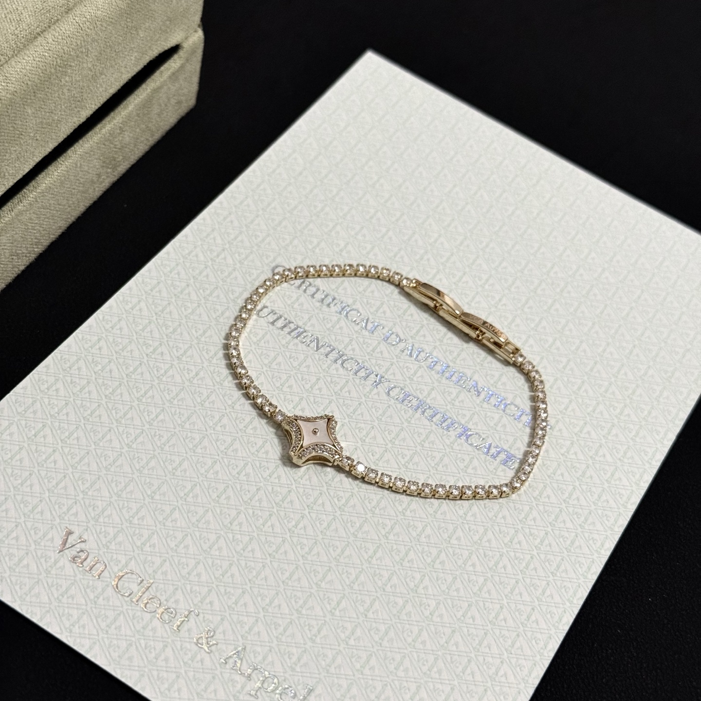 Bracciale Van Cleef Arpels Alhambra oro giallo madreperla bianca diamante trasparente 17 cm
